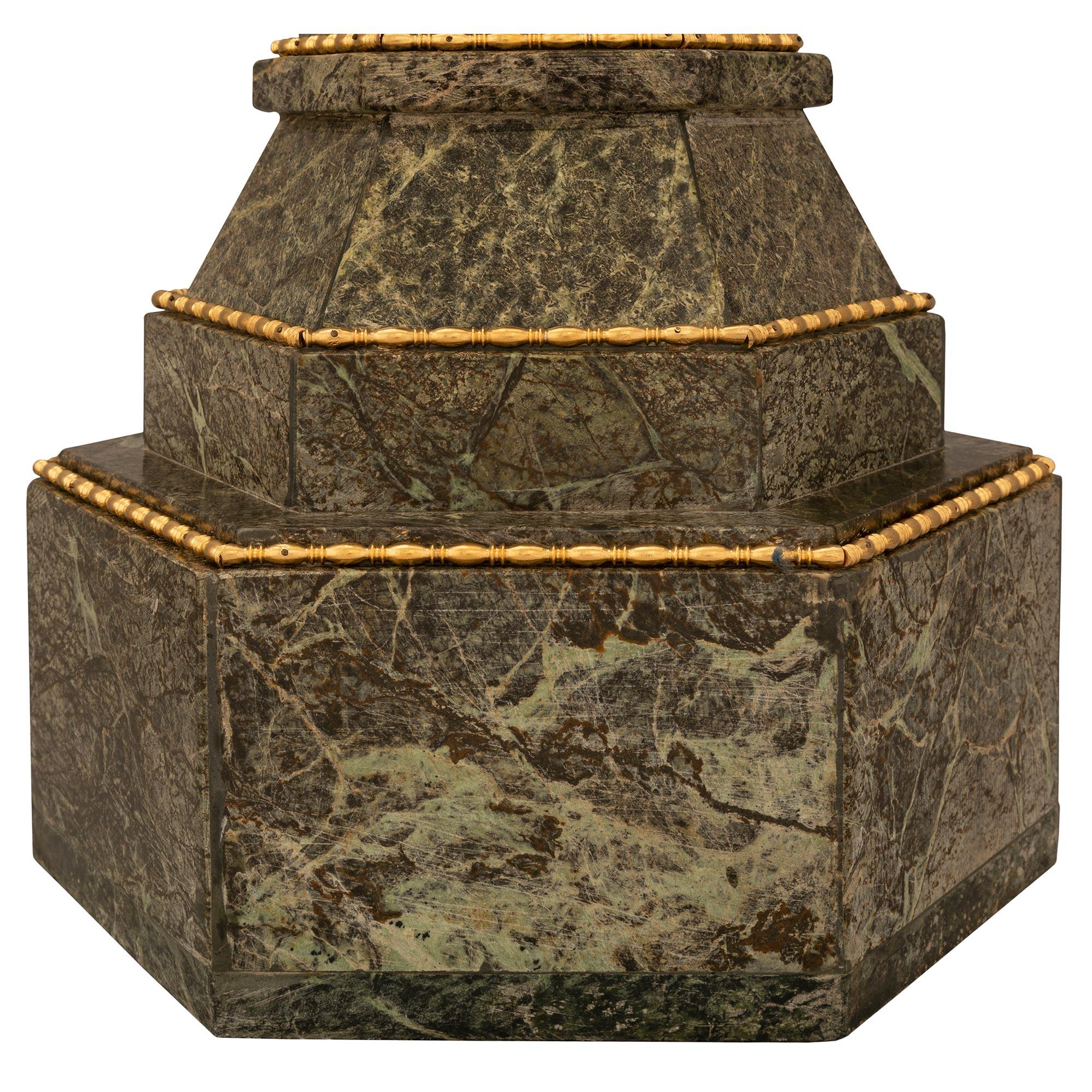 Paire de colonnes françaises Louis XVI du 19ème siècle en marbre ancien et bronze doré en vente 2