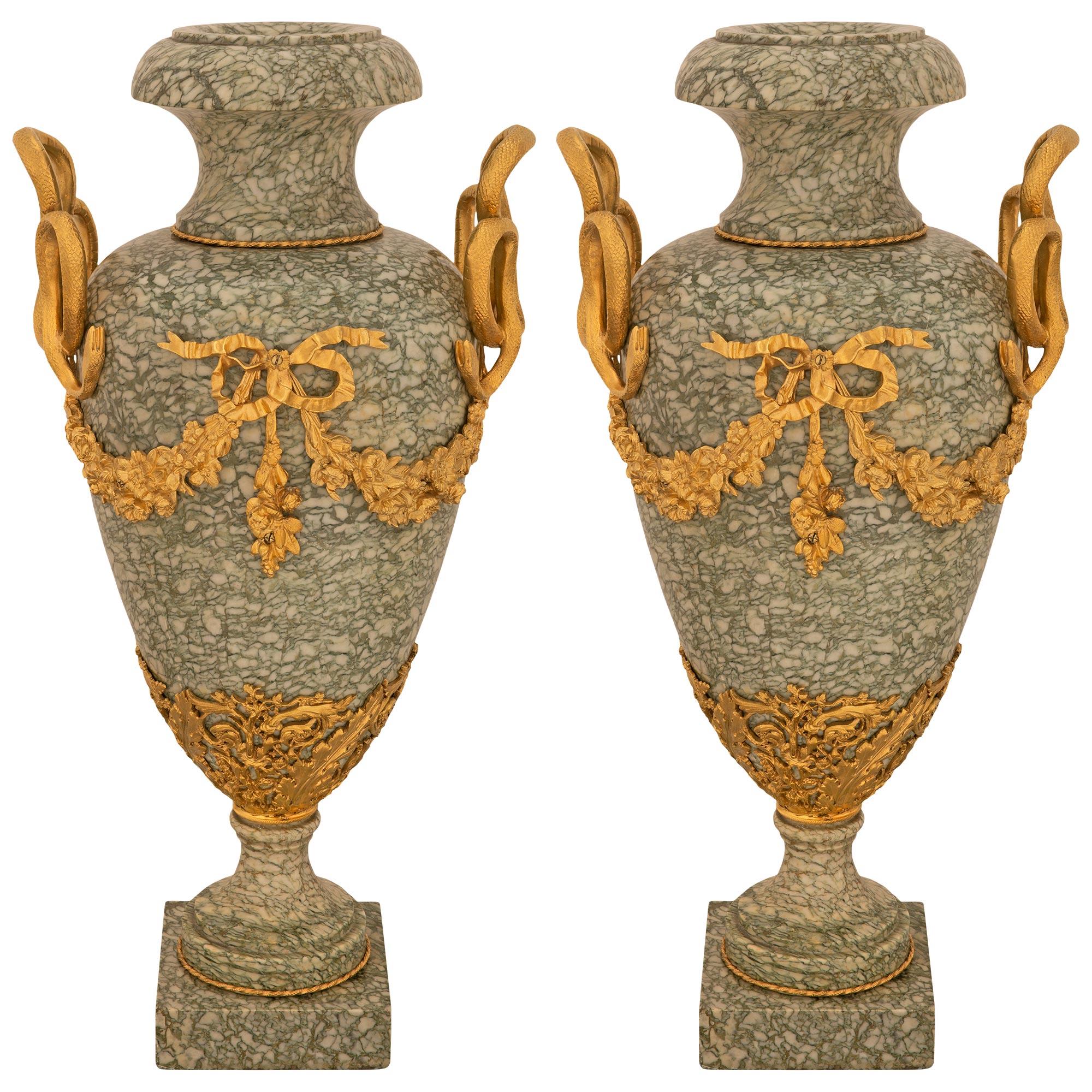 Paire d'urnes Louis XVI du 19ème siècle en marbre et bronze doré St. Vert Campan en vente 4