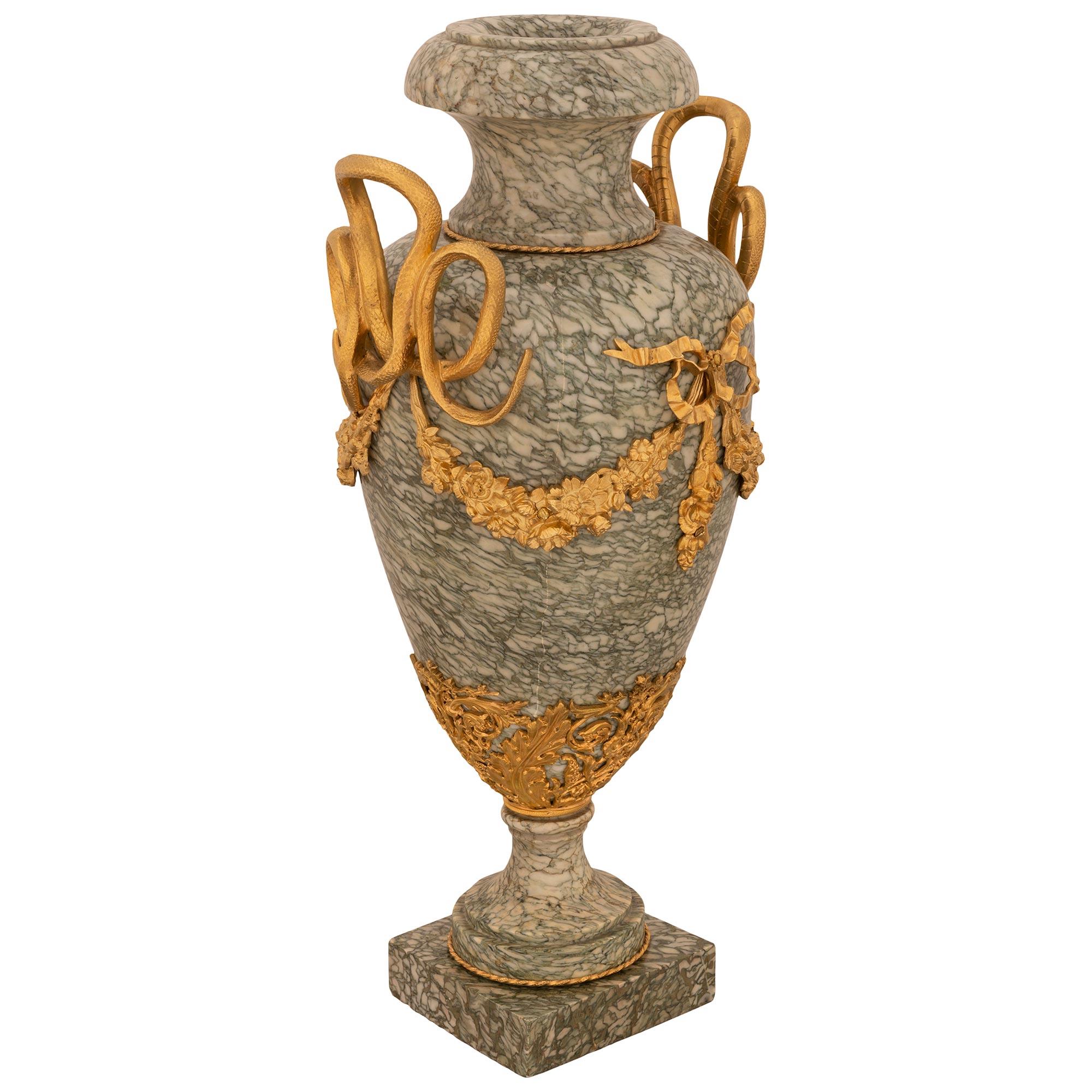 Français Paire d'urnes Louis XVI du 19ème siècle en marbre et bronze doré St. Vert Campan en vente