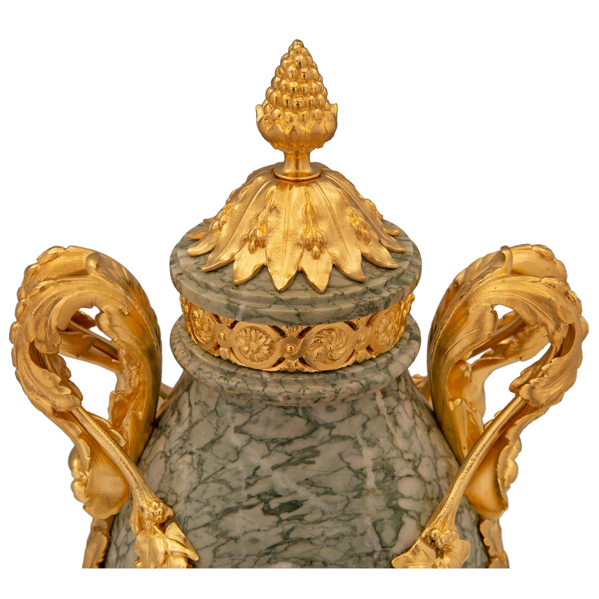 Paar französische Louis XVI St. Vert Campan-Marmor- und Goldbronze-Urnen aus dem 19. Jahrhundert (Französisch) im Angebot