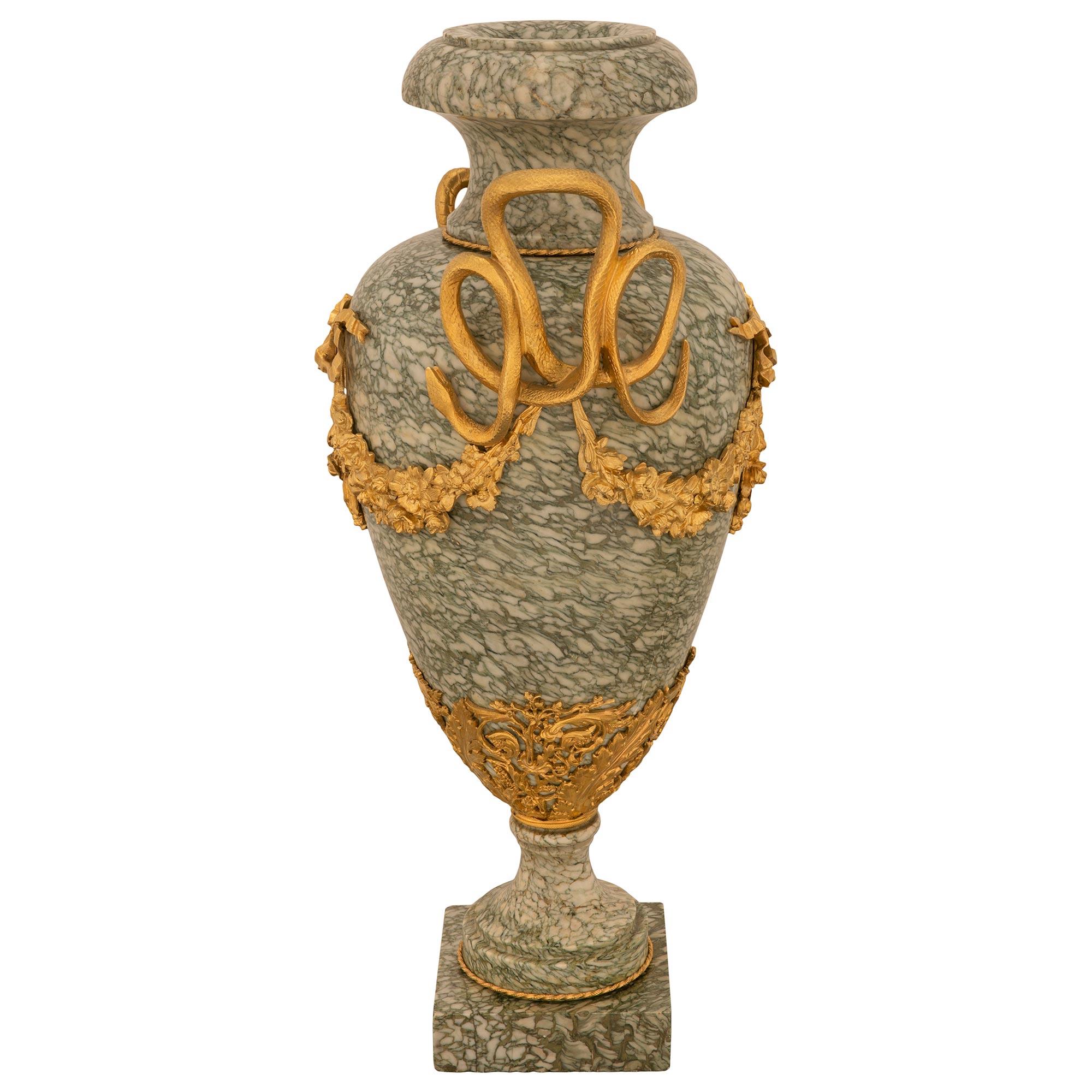 Paire d'urnes Louis XVI du 19ème siècle en marbre et bronze doré St. Vert Campan Bon état - En vente à West Palm Beach, FL