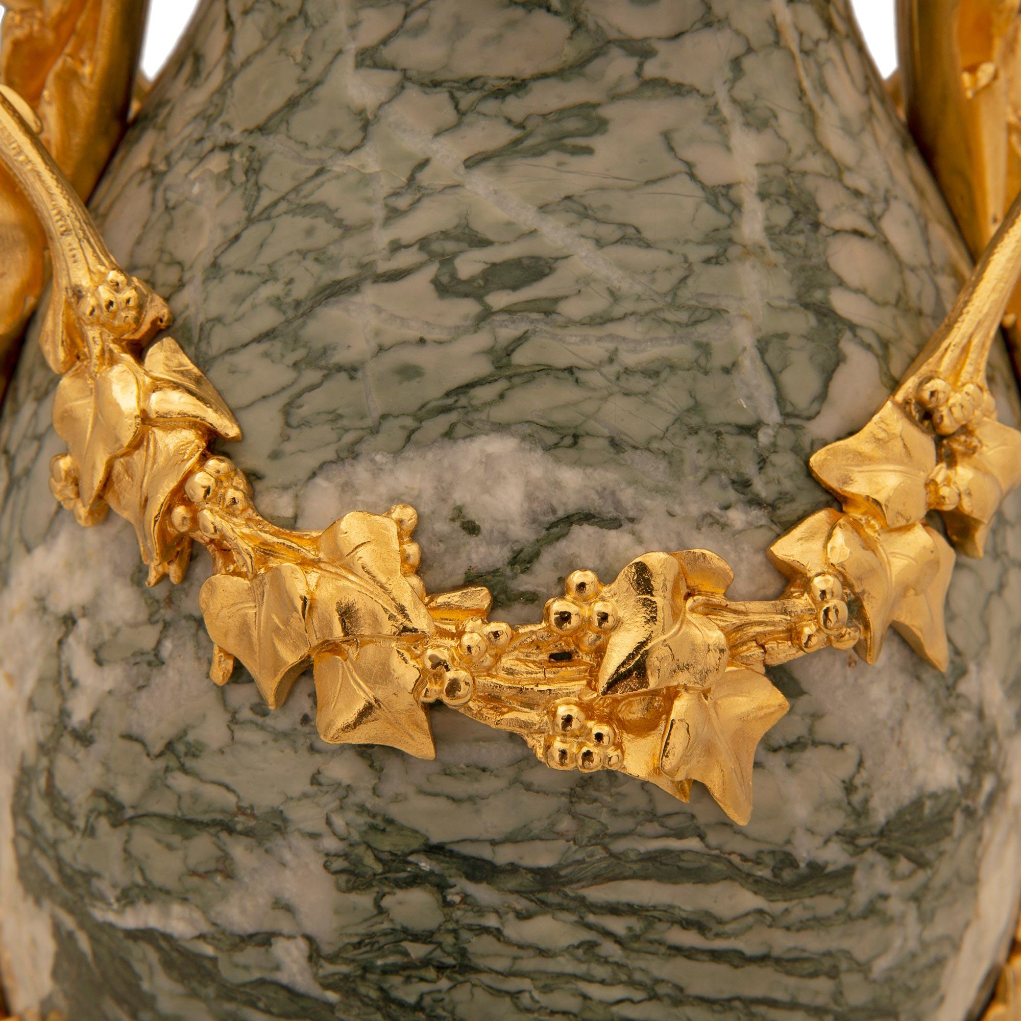 Paar französische Louis XVI St. Vert Campan-Marmor- und Goldbronze-Urnen aus dem 19. Jahrhundert im Angebot 1