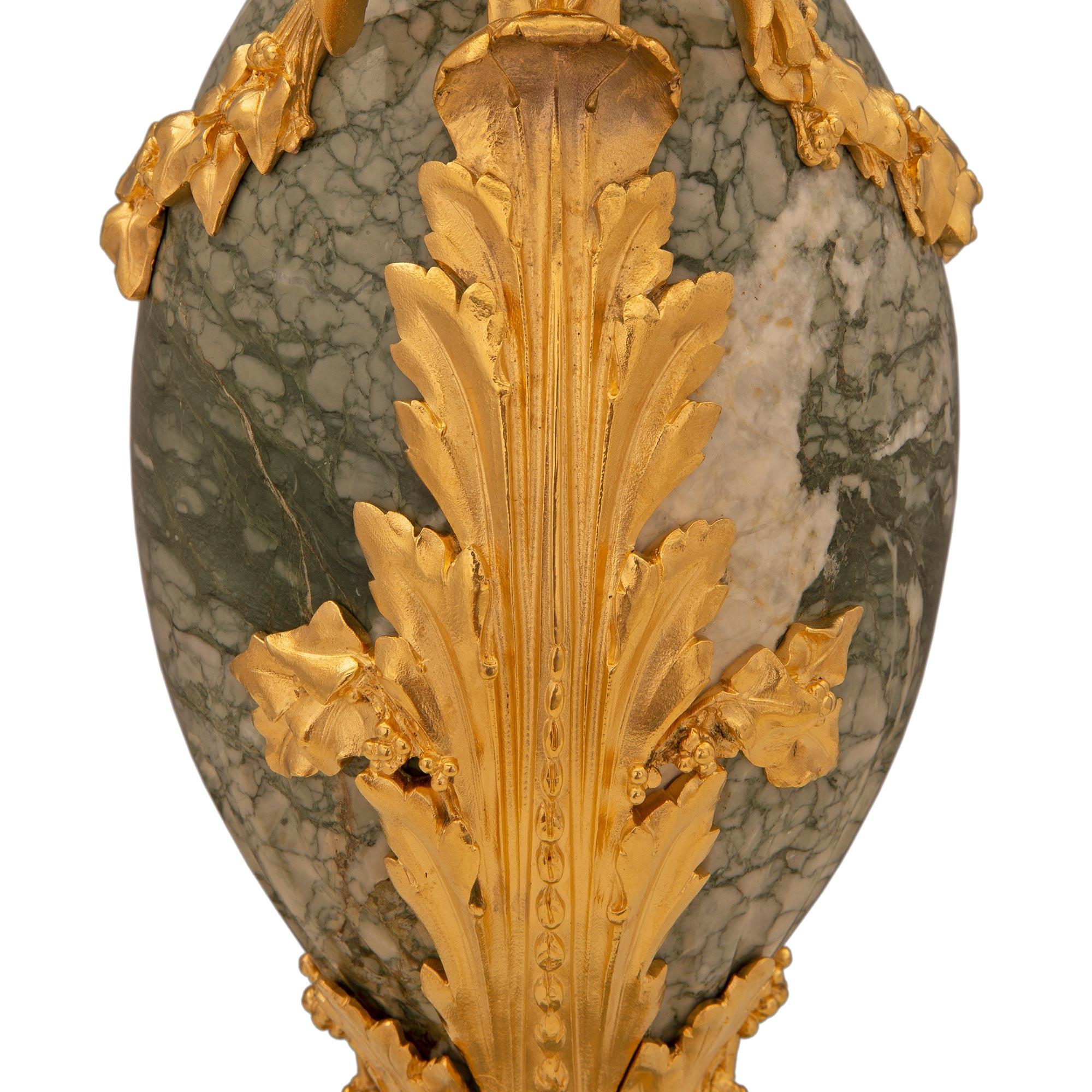 Paar französische Louis XVI St. Vert Campan-Marmor- und Goldbronze-Urnen aus dem 19. Jahrhundert im Angebot 2