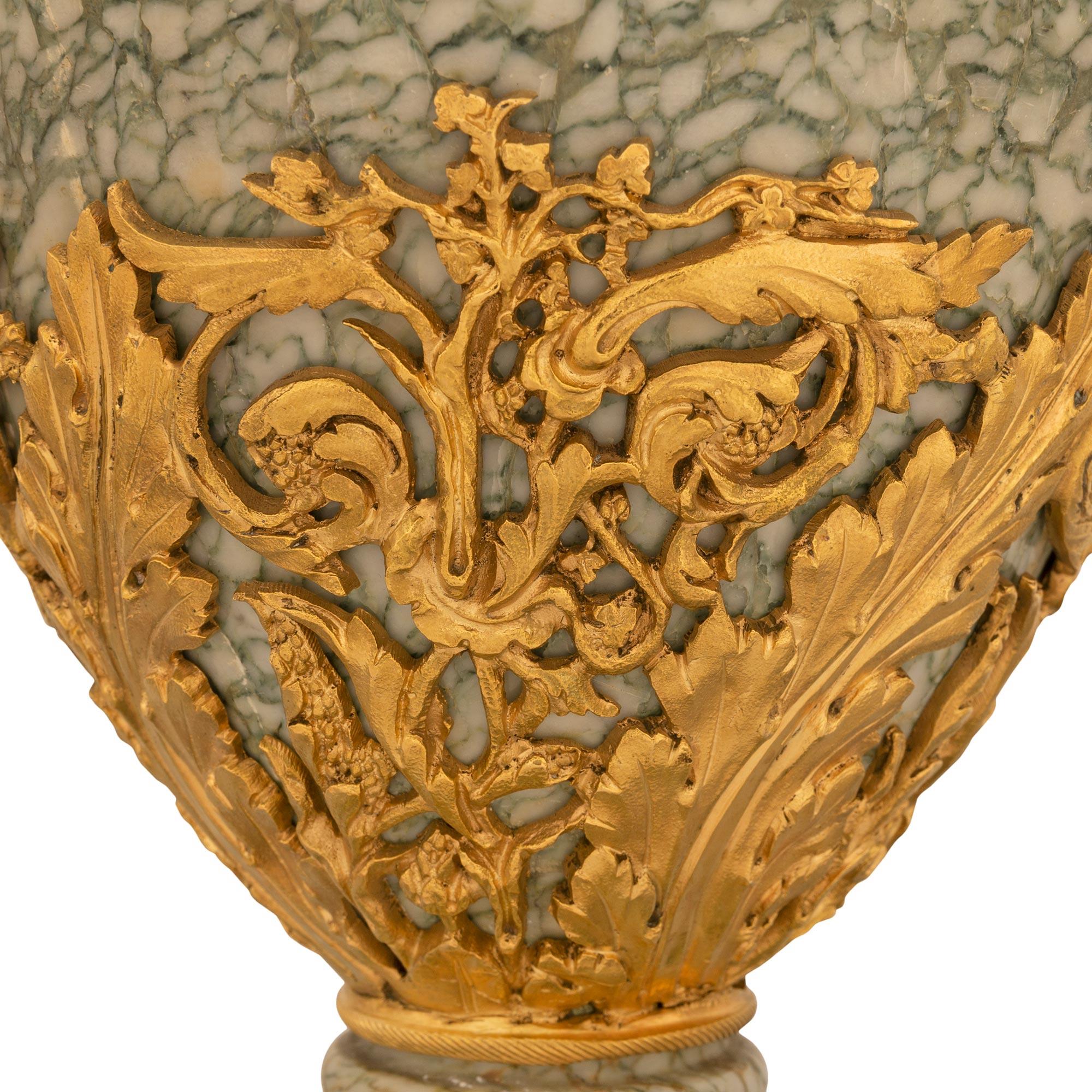 Paire d'urnes Louis XVI du 19ème siècle en marbre et bronze doré St. Vert Campan en vente 2