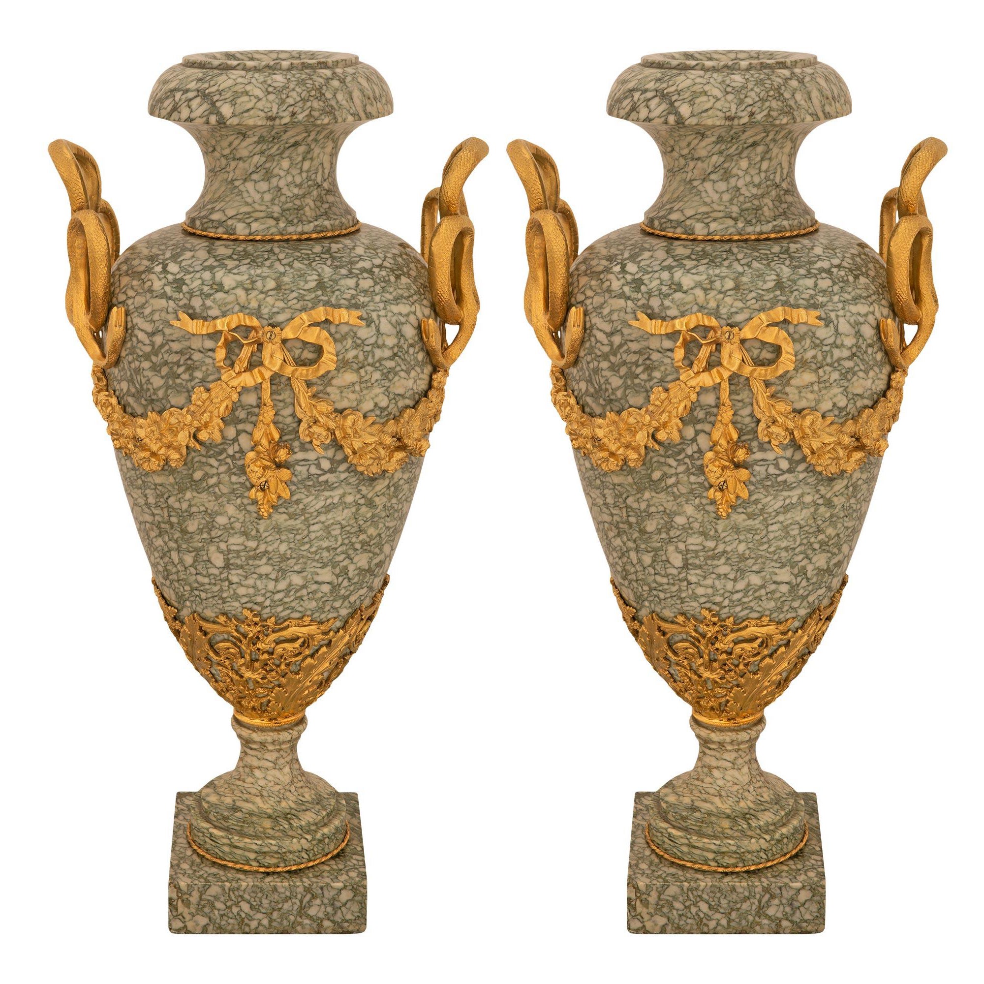 Pareja de urnas francesas del siglo XIX con campanas de mármol y ormolina Luis XVI St.
