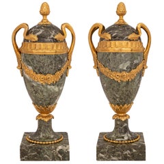 Paire d'urnes françaises Louis XVI du 19ème siècle en marbre et bronze doré St. Vert De Maurin