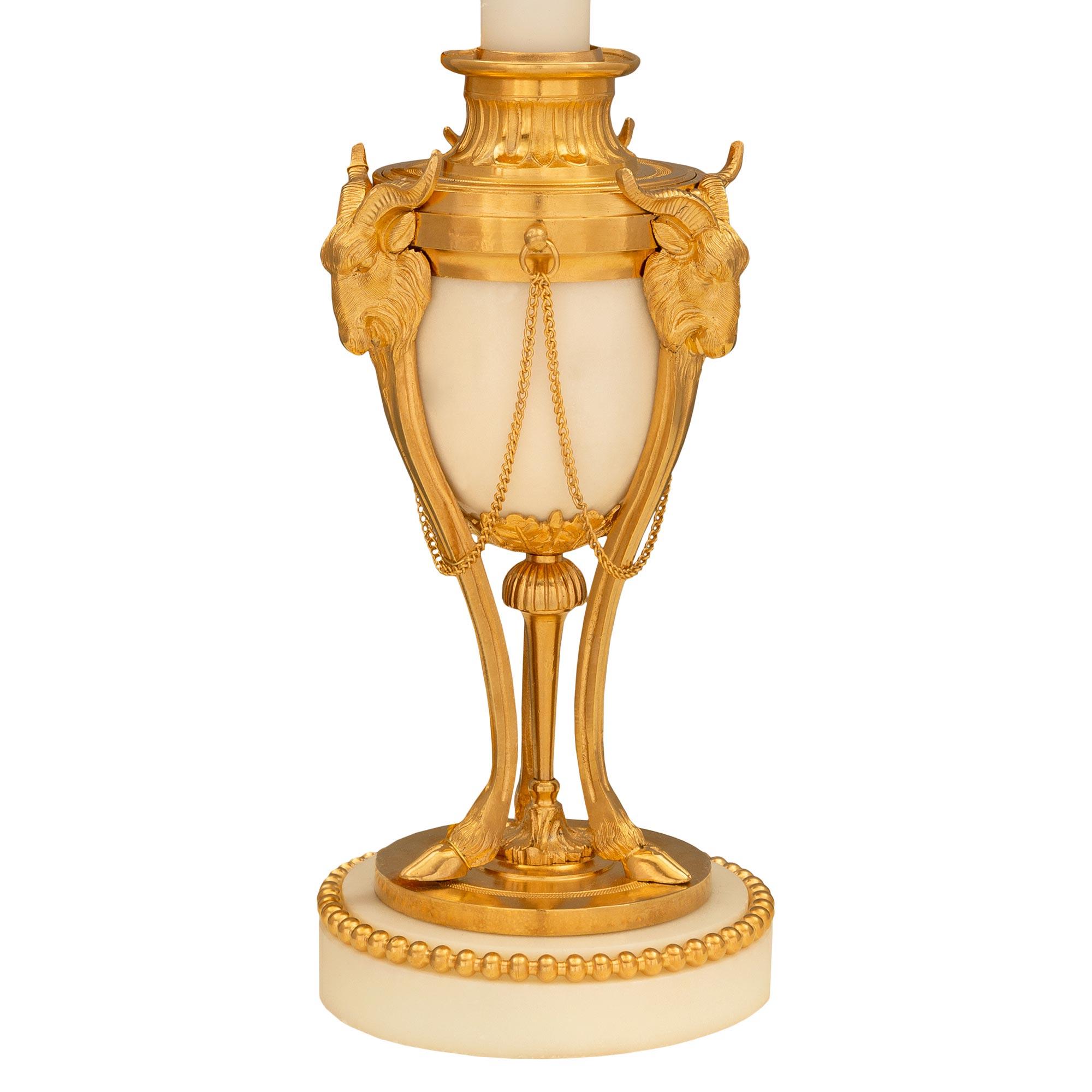 Français Paire de lampes françaises Louis XVI du 19ème siècle en marbre de Carrare blanc et bronze doré en vente