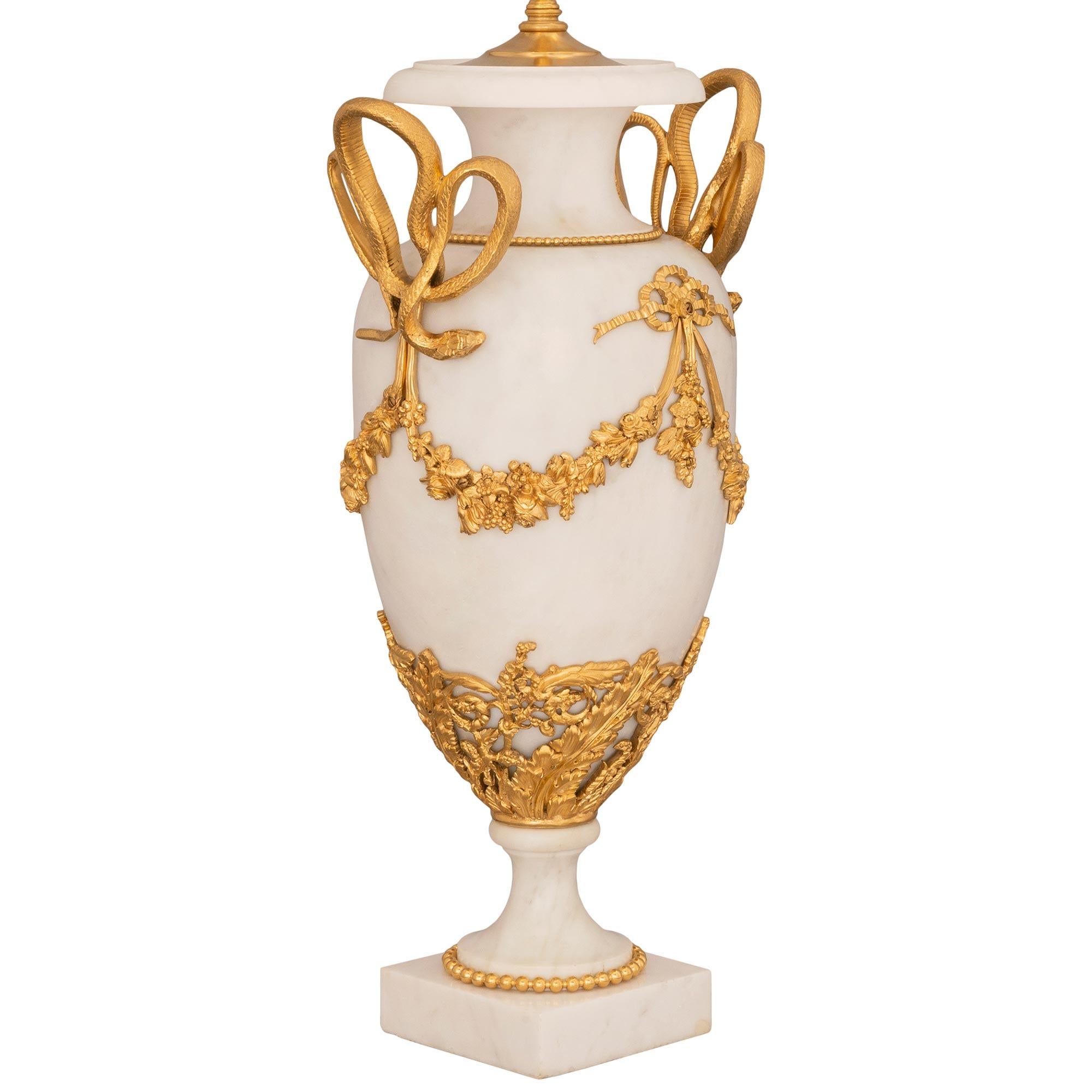 Français Paire de lampes françaises du 19ème siècle de style Louis XVI en marbre blanc de Carrare et bronze doré en vente