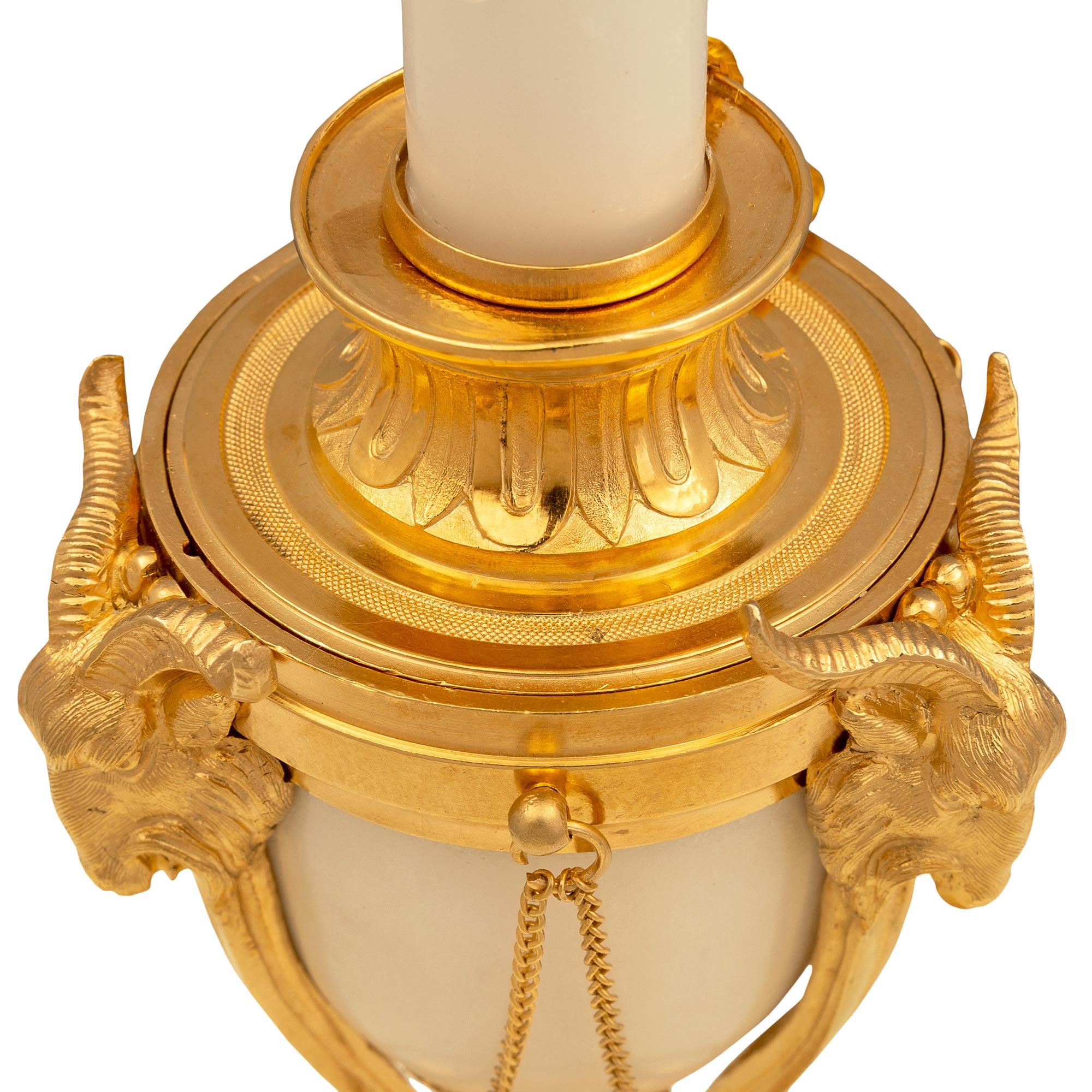 Paar französische Louis-XVI-Lampen aus weißem Carrara-Marmor und Goldbronze des 19. Jahrhunderts (Französisch) im Angebot