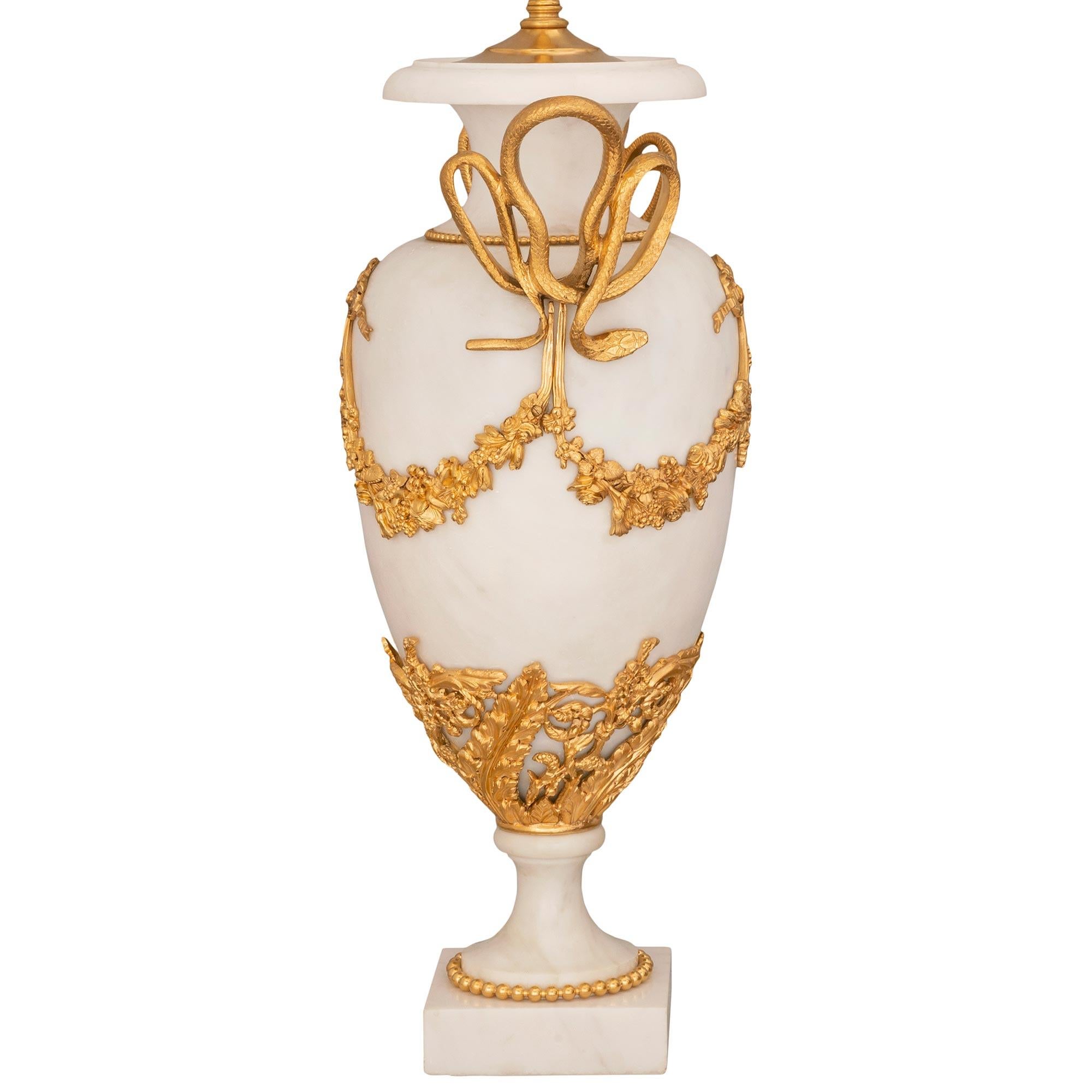 Paire de lampes françaises du 19ème siècle de style Louis XVI en marbre blanc de Carrare et bronze doré Bon état - En vente à West Palm Beach, FL