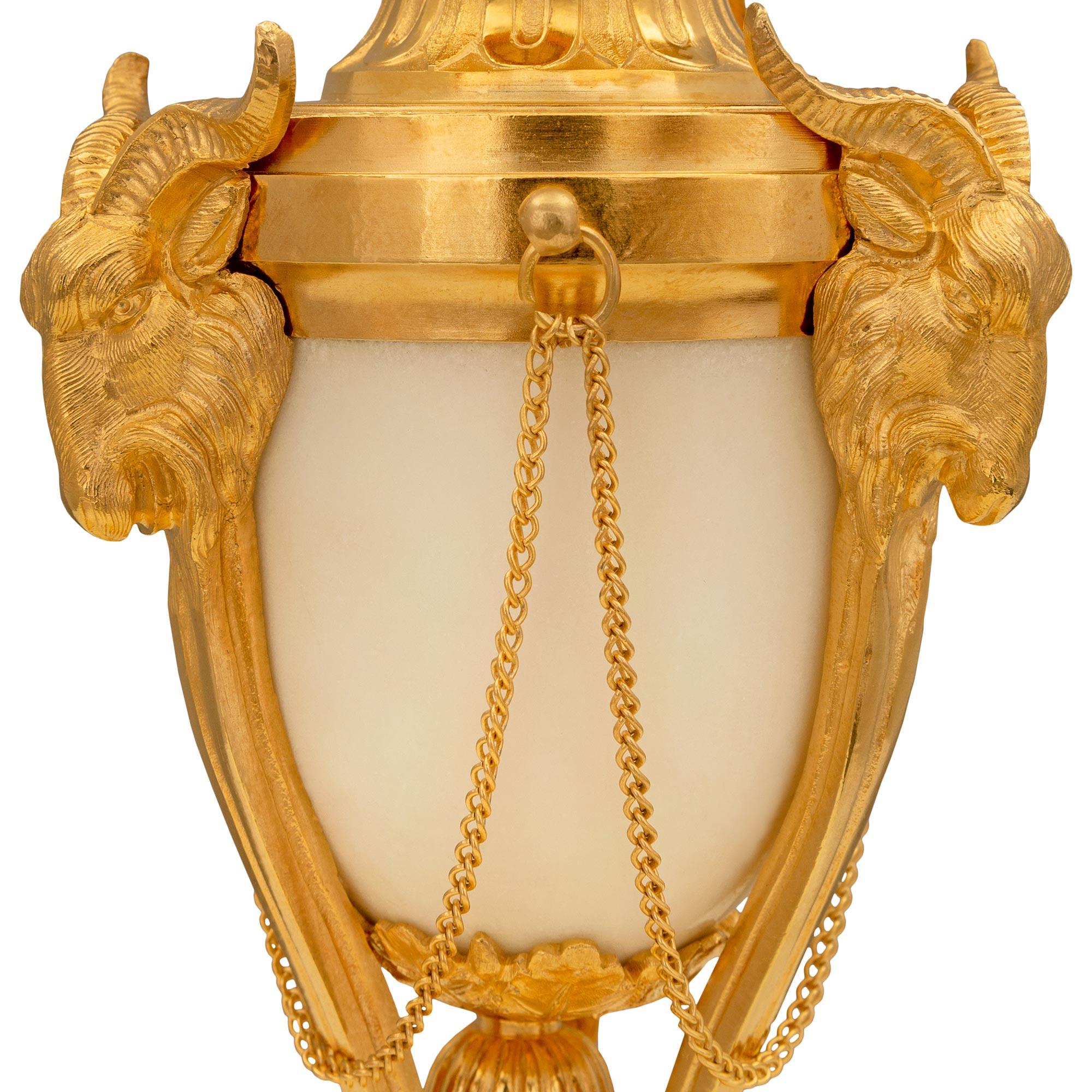 XIXe siècle Paire de lampes françaises Louis XVI du 19ème siècle en marbre de Carrare blanc et bronze doré en vente