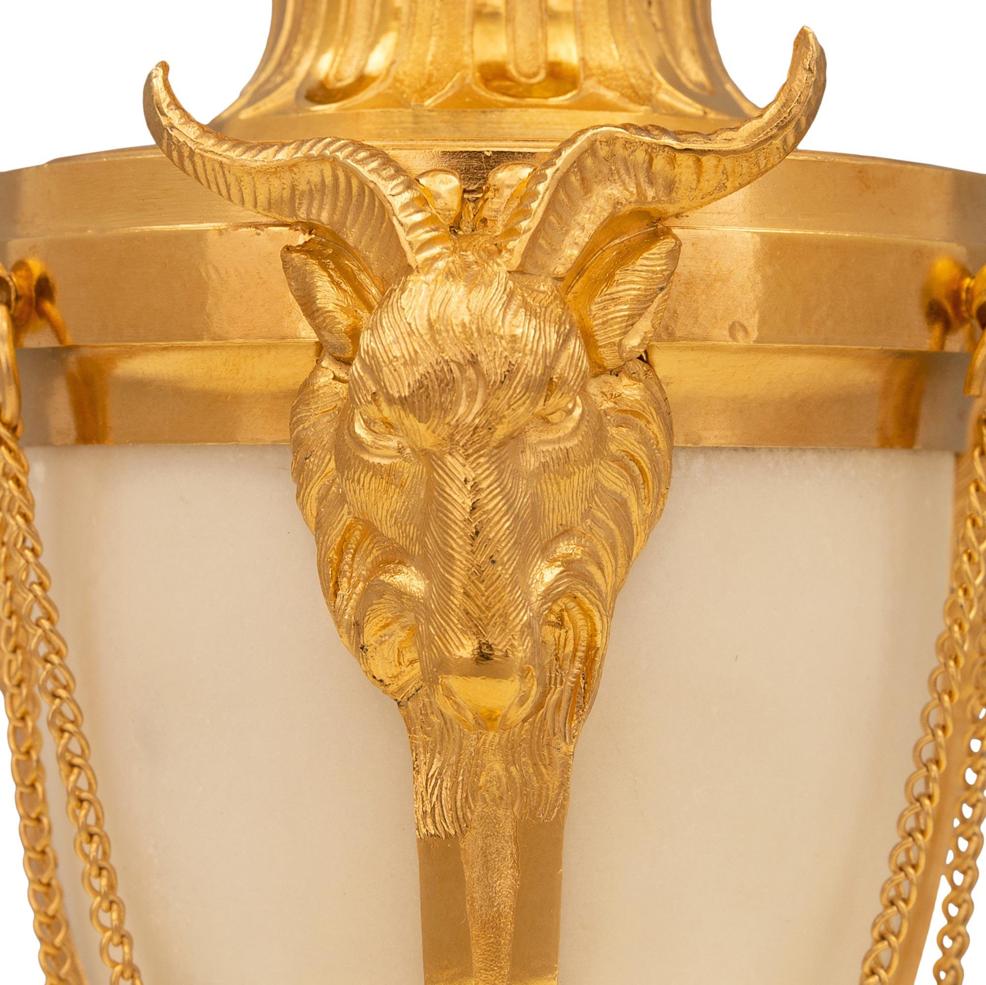 Paar französische Louis-XVI-Lampen aus weißem Carrara-Marmor und Goldbronze des 19. Jahrhunderts im Angebot 1