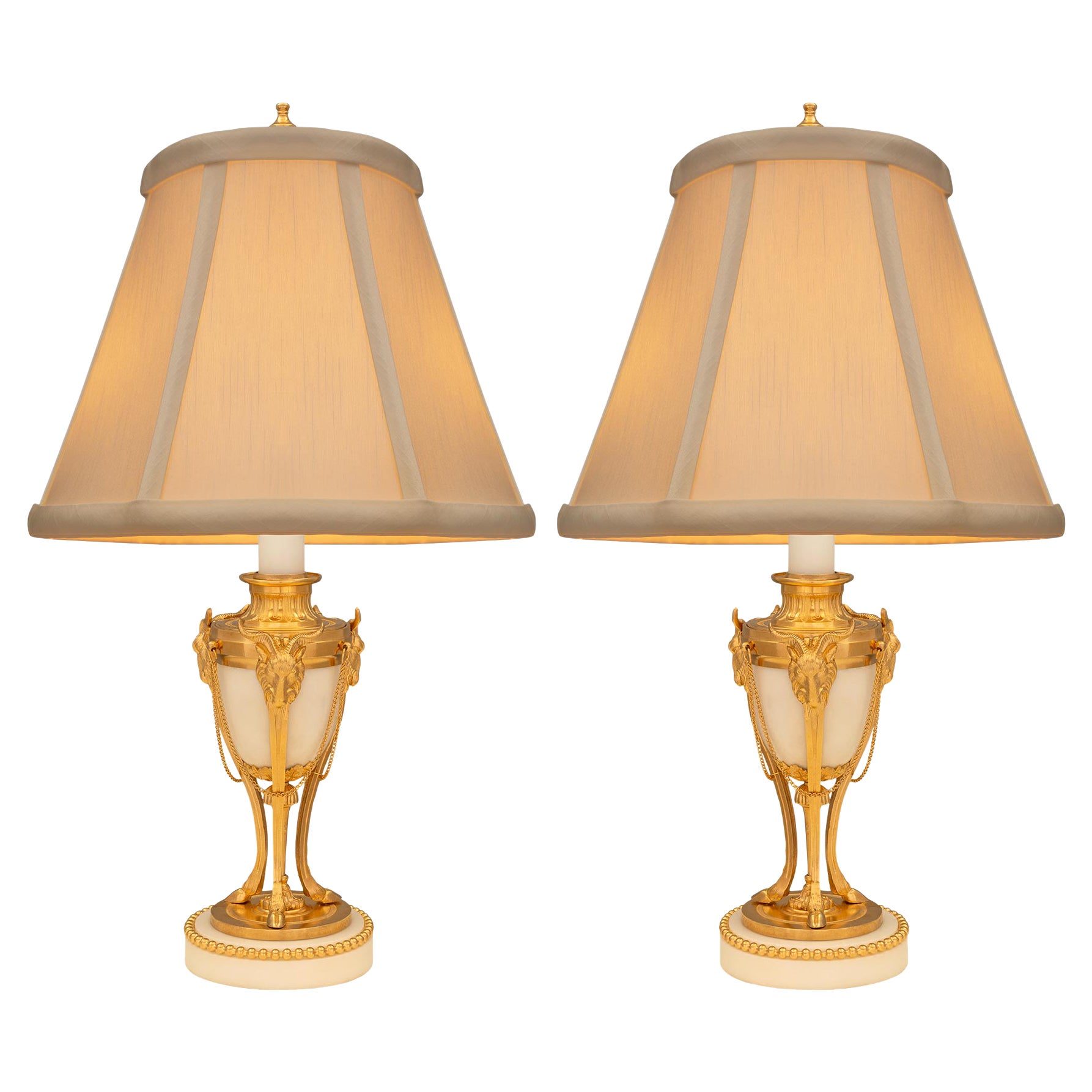 Paar französische Louis-XVI-Lampen aus weißem Carrara-Marmor und Goldbronze des 19. Jahrhunderts
