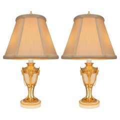 Paar französische Louis-XVI-Lampen aus weißem Carrara-Marmor und Goldbronze des 19. Jahrhunderts
