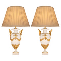 Paar französische Louis-XVI-Lampen aus weißem Carrara-Marmor und Goldbronze des 19. Jahrhunderts