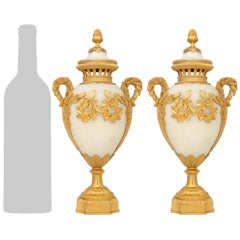 Pareja de urnas francesas del siglo XIX, estilo Luis XVI, de mármol blanco de Carrara y Ormolu