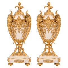 Paar französische Urnen aus weißem Carrara-Marmor und Goldbronze im Louis-XVI-Stil des 19. Jahrhunderts