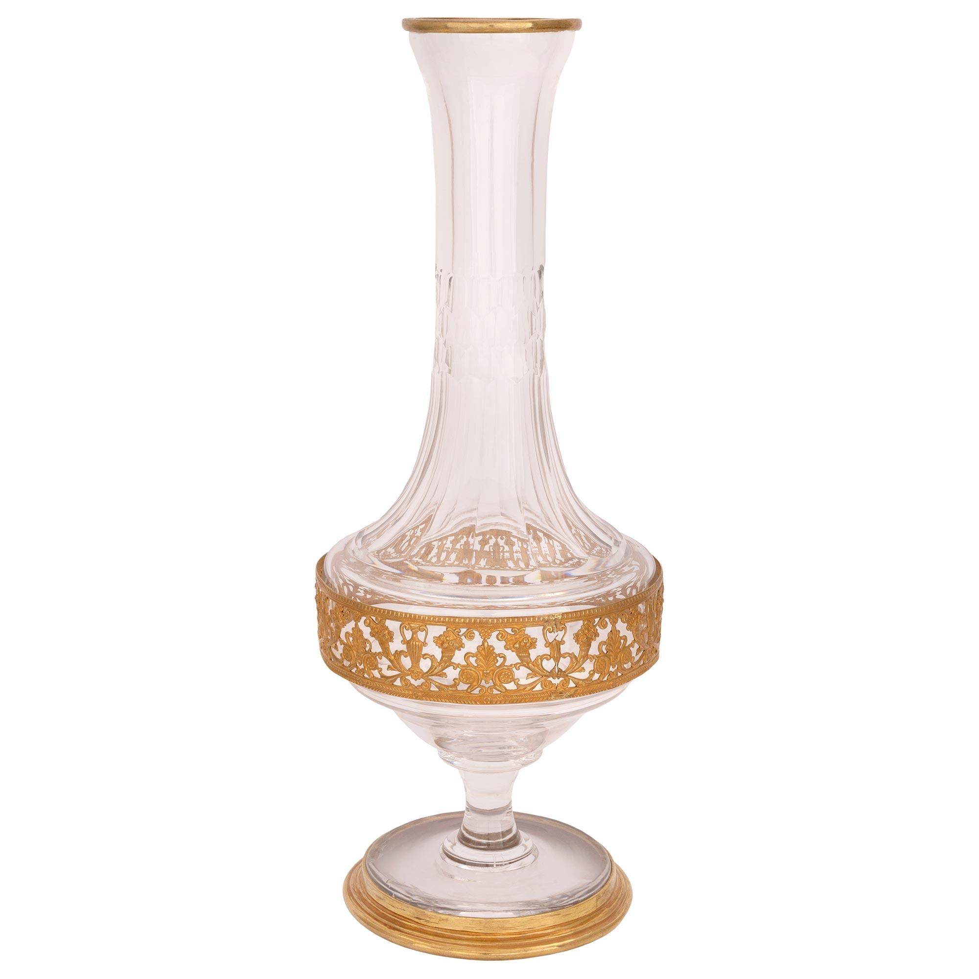 Ein exquisites und sehr elegantes Paar französischer Vasen aus Baccarat-Kristall und Ormolu des 19. Jahrhunderts. Jede Vase steht auf einem runden Sockel mit einem fein gesprenkelten, umlaufenden Ormolu-Band. Über den zierlichen, sockelförmigen