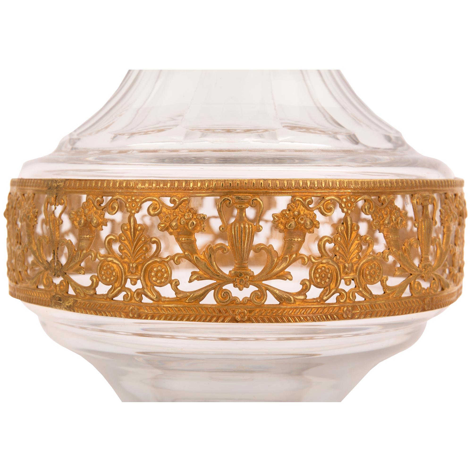 Paar französische Baccarat-Kristall- und Goldbronze-Vasen im Louis-XVI-Stil des 19. Jahrhunderts (Französisch) im Angebot