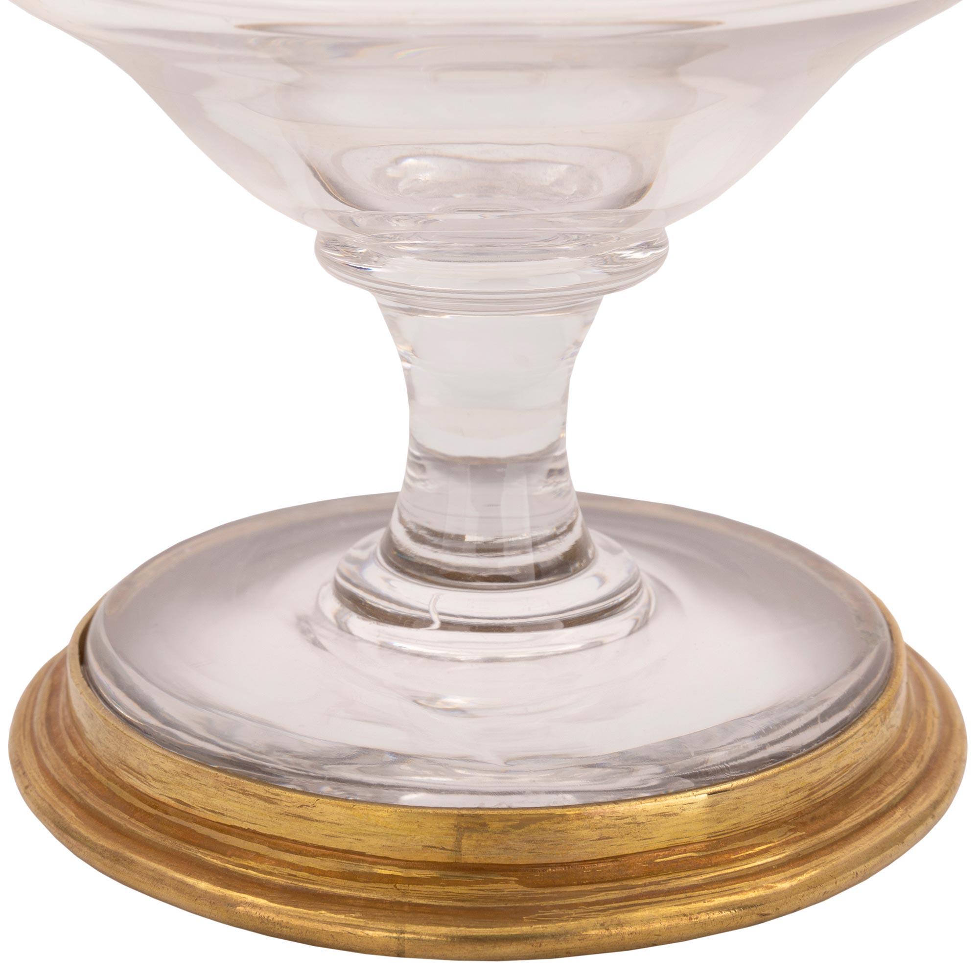 Paar französische Baccarat-Kristall- und Goldbronze-Vasen im Louis-XVI-Stil des 19. Jahrhunderts im Zustand „Gut“ im Angebot in West Palm Beach, FL