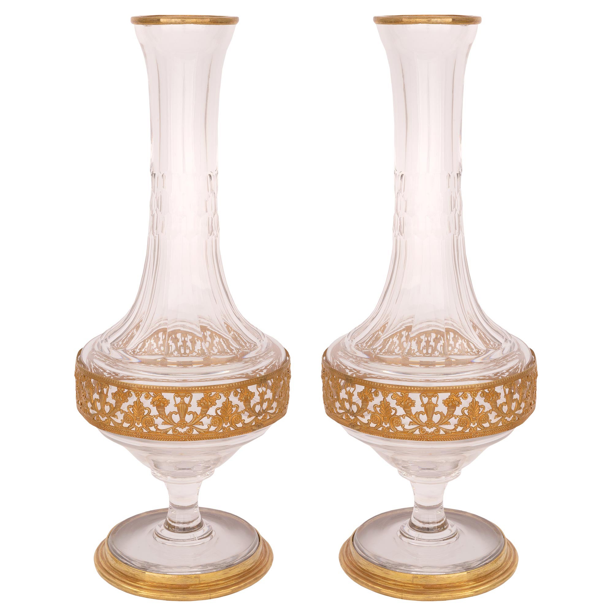 Coppia di vasi francesi del XIX secolo in stile Luigi XVI di Baccarat in cristallo e ormeggio