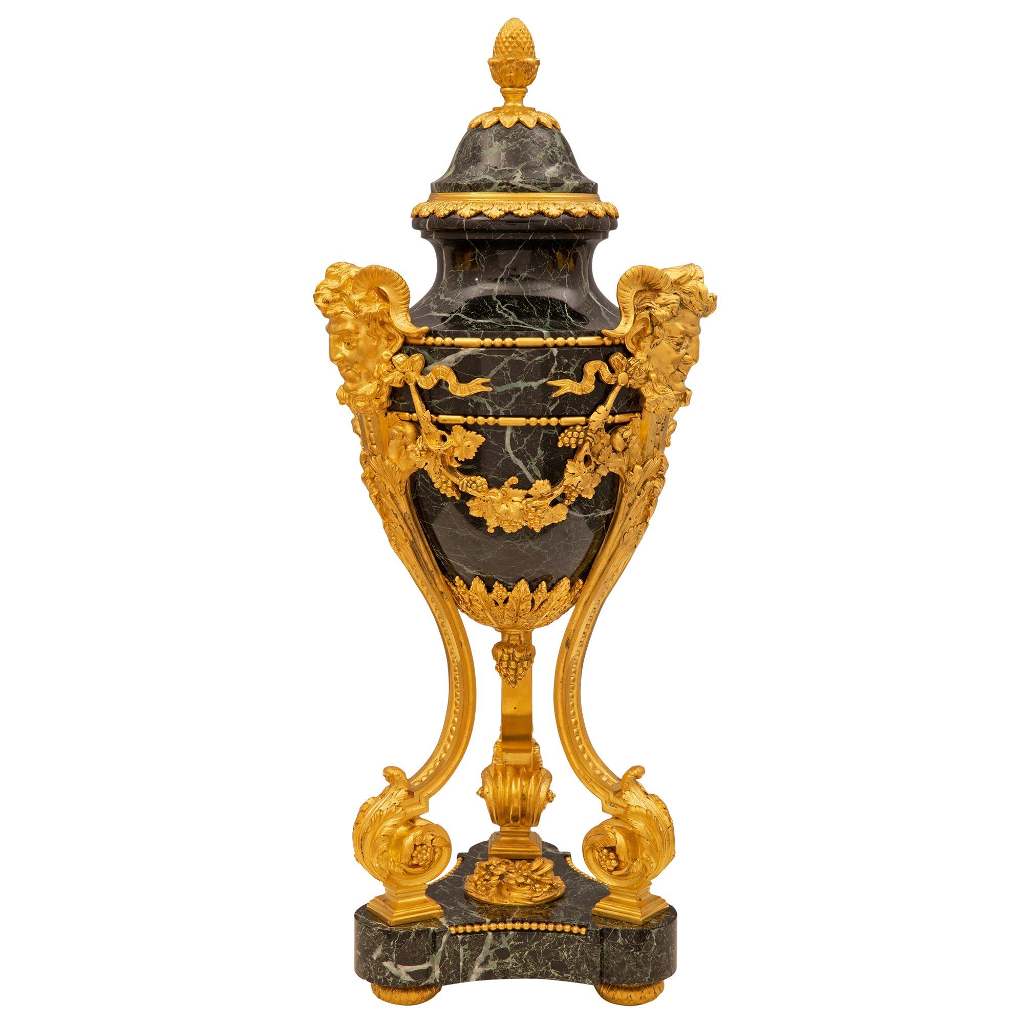 Une paire impressionnante et de très grande qualité d'urnes à cassolette en bronze doré et en marbre Vert Maurin, d'époque Louis XVI et Belle Époque, estampillées Fumière. Chaque urne de grande taille est surélevée par trois pieds en chignon