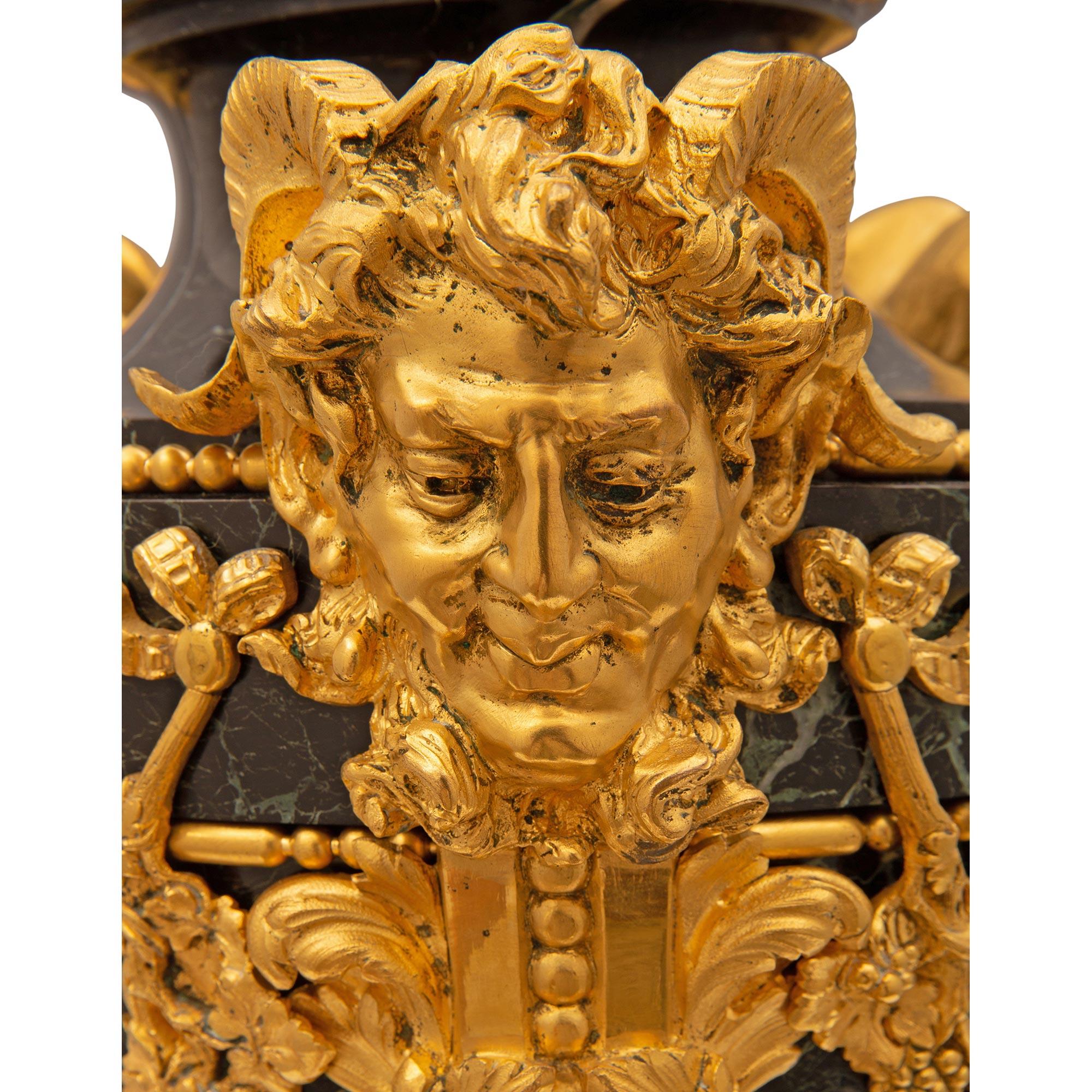 Bronze doré Paire de Cassolettes françaises de style Louis XVI du 19ème siècle de la période Belle Époque en vente