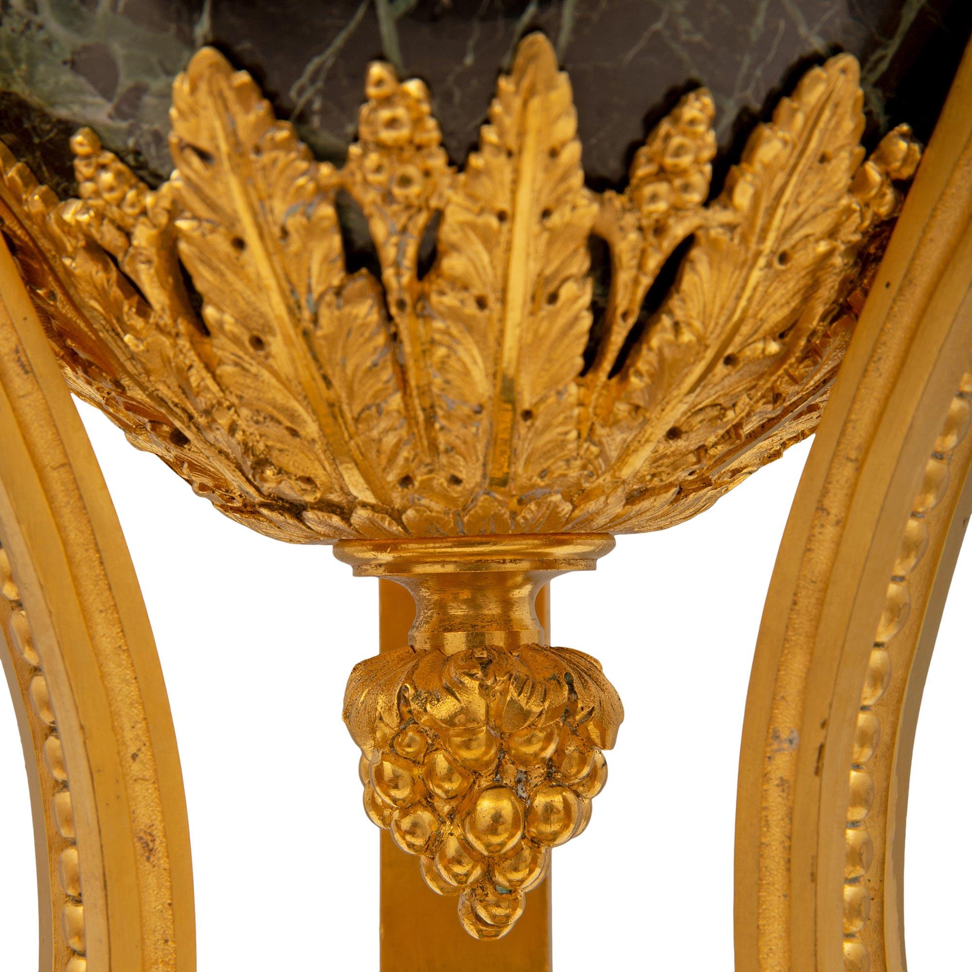 Paire de Cassolettes françaises de style Louis XVI du 19ème siècle de la période Belle Époque en vente 2
