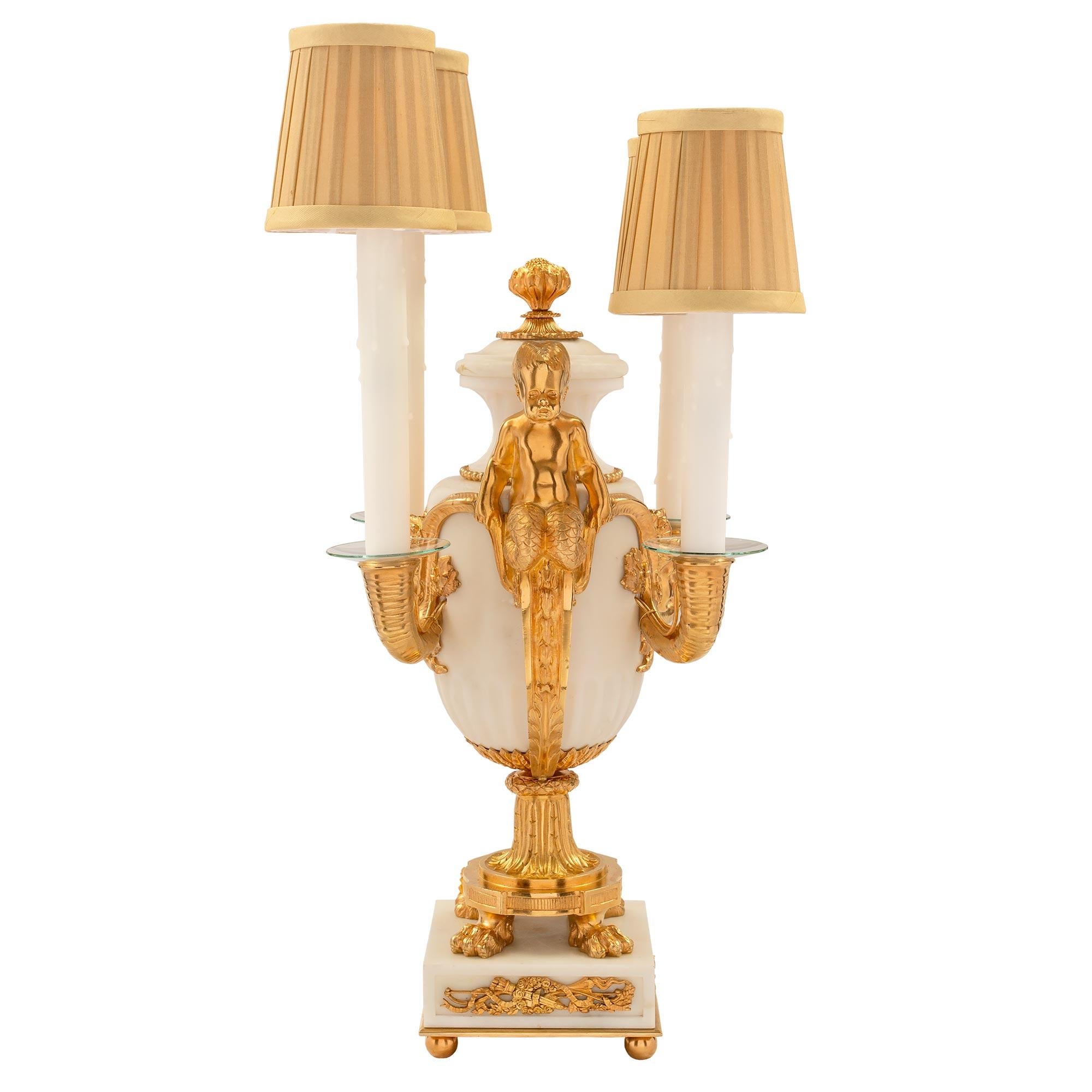 Belle Époque Paire de lampes françaises en marbre de style Louis XVI du 19ème siècle de la période Belle poque en vente
