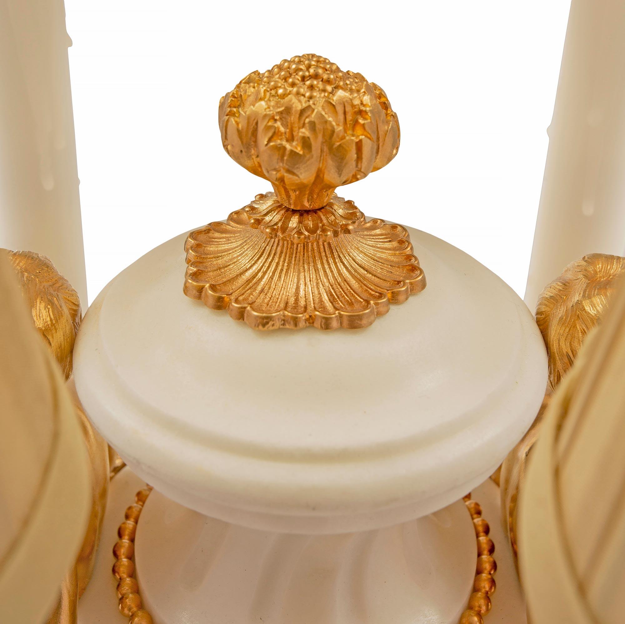Paar französische Marmorlampen im Louis-XVI-Stil der Belle-Poque-Periode des 19. Jahrhunderts im Zustand „Gut“ im Angebot in West Palm Beach, FL
