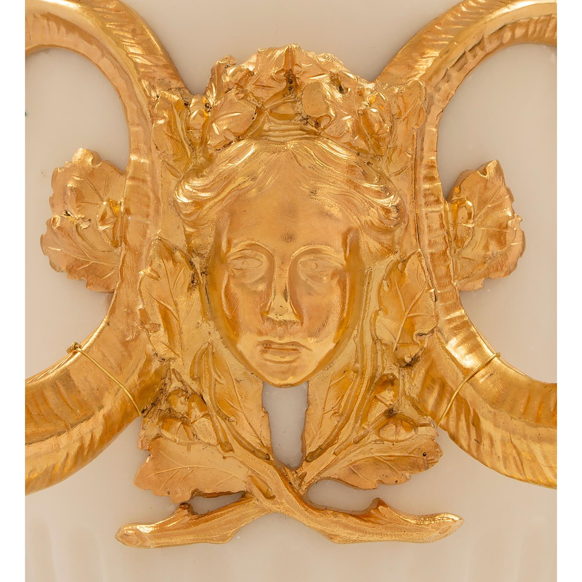 Bronze doré Paire de lampes françaises en marbre de style Louis XVI du 19ème siècle de la période Belle poque en vente