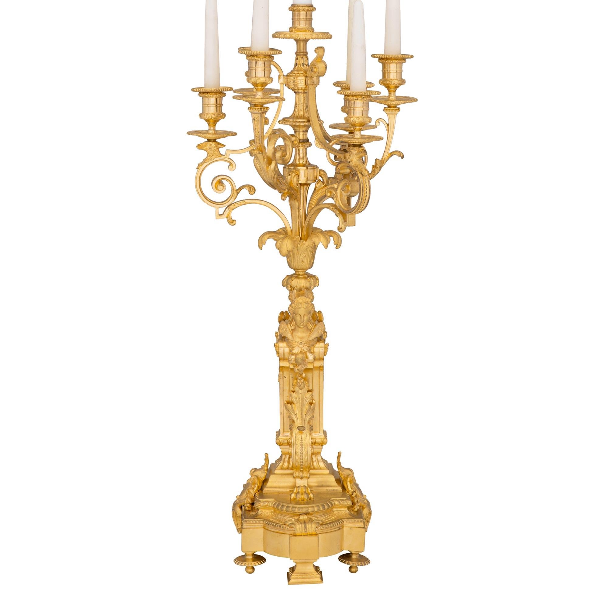 Belle Époque Paire de lampes en bronze doré de style Louis XVI du 19ème siècle de la période Belle Poque française en vente