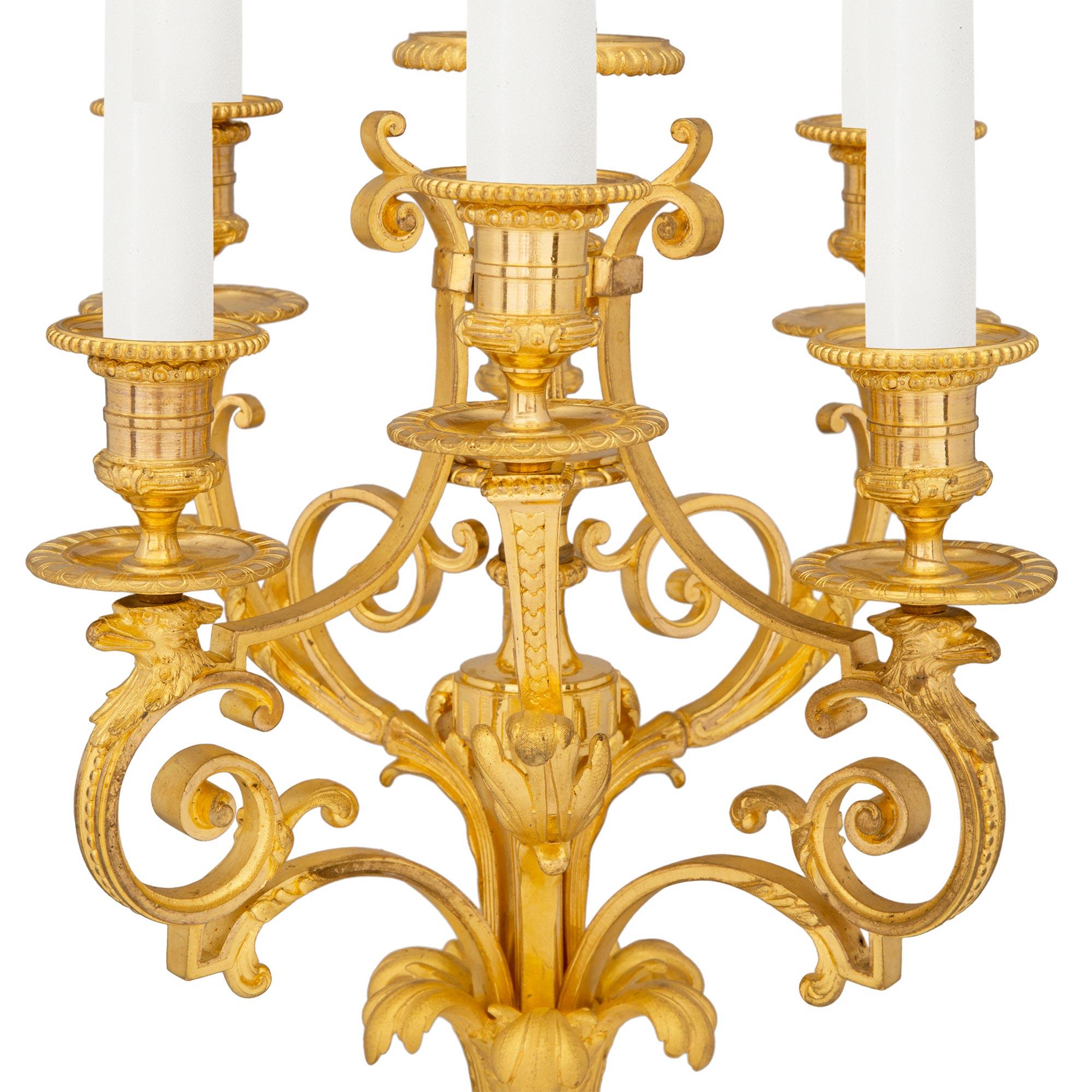 Français Paire de lampes en bronze doré de style Louis XVI du 19ème siècle de la période Belle Poque française en vente