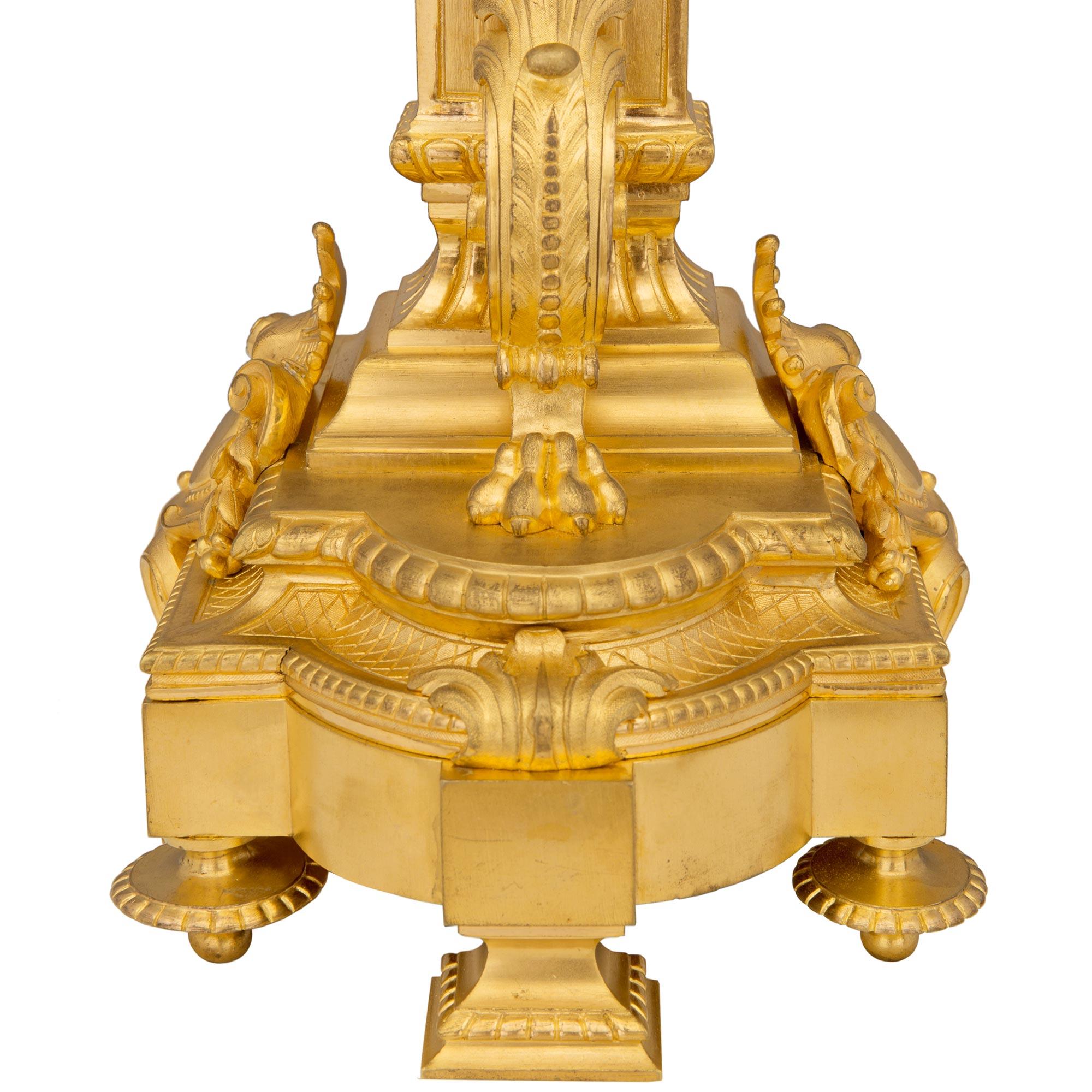 Paire de lampes en bronze doré de style Louis XVI du 19ème siècle de la période Belle Poque française en vente 2