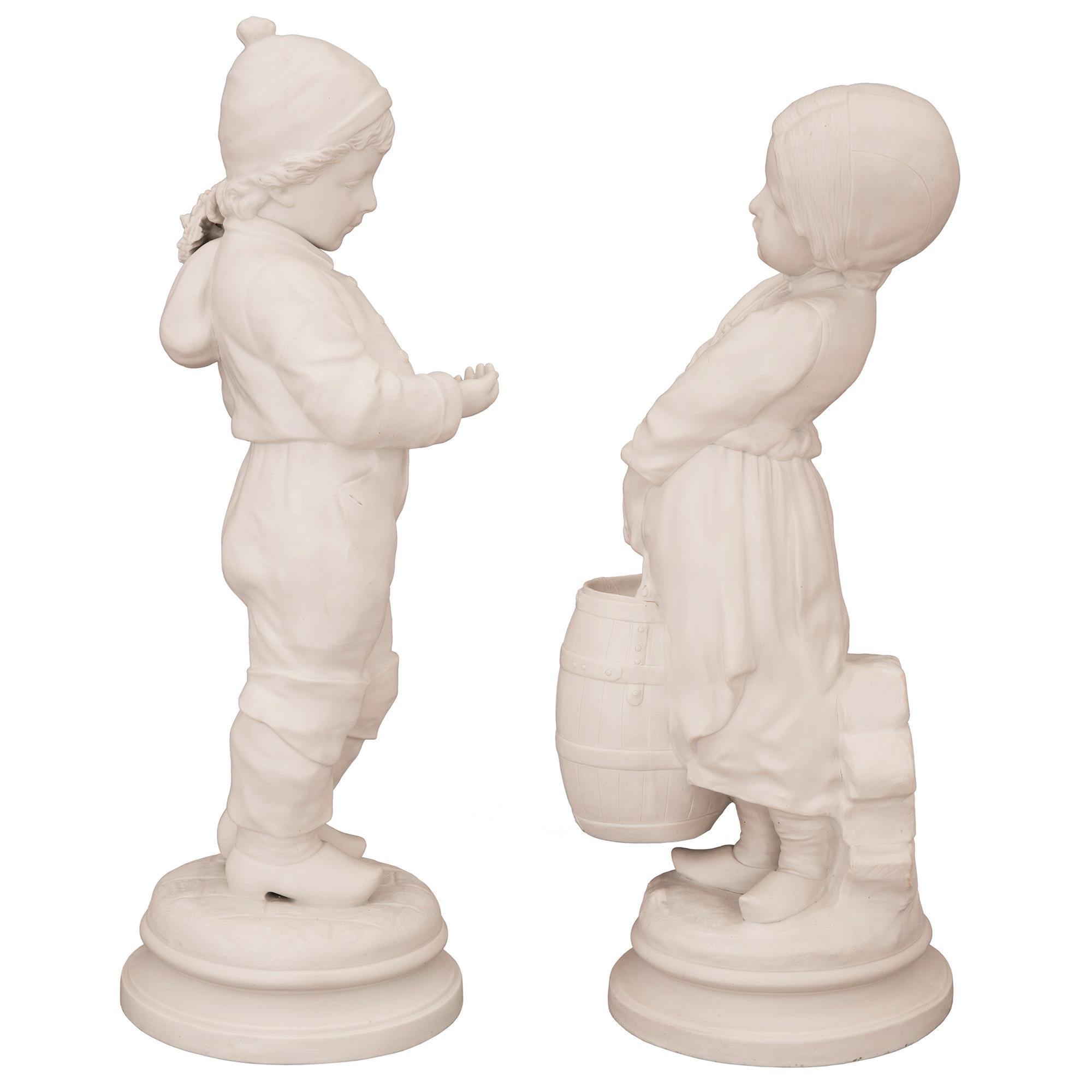 Paar französische Biscuit de Sèvres-Porzellanstatuen im Louis-XVI-Stil des 19. Jahrhunderts (Französisch) im Angebot