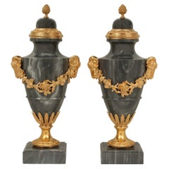 Zwei französische Urnen aus blauem Paillettenmarmor und Goldbronze im Louis-XVI-Stil des 19. Jahrhunderts