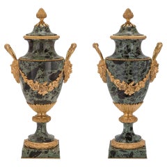 Paire d'urnes françaises de style Louis XVI du 19ème siècle en marbre Brche Verte et bronze doré