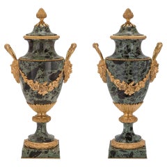 Zwei französische Urnen im Stil Louis XVI des 19. Jahrhunderts aus Marmor und Ormolu, Brèche Verte