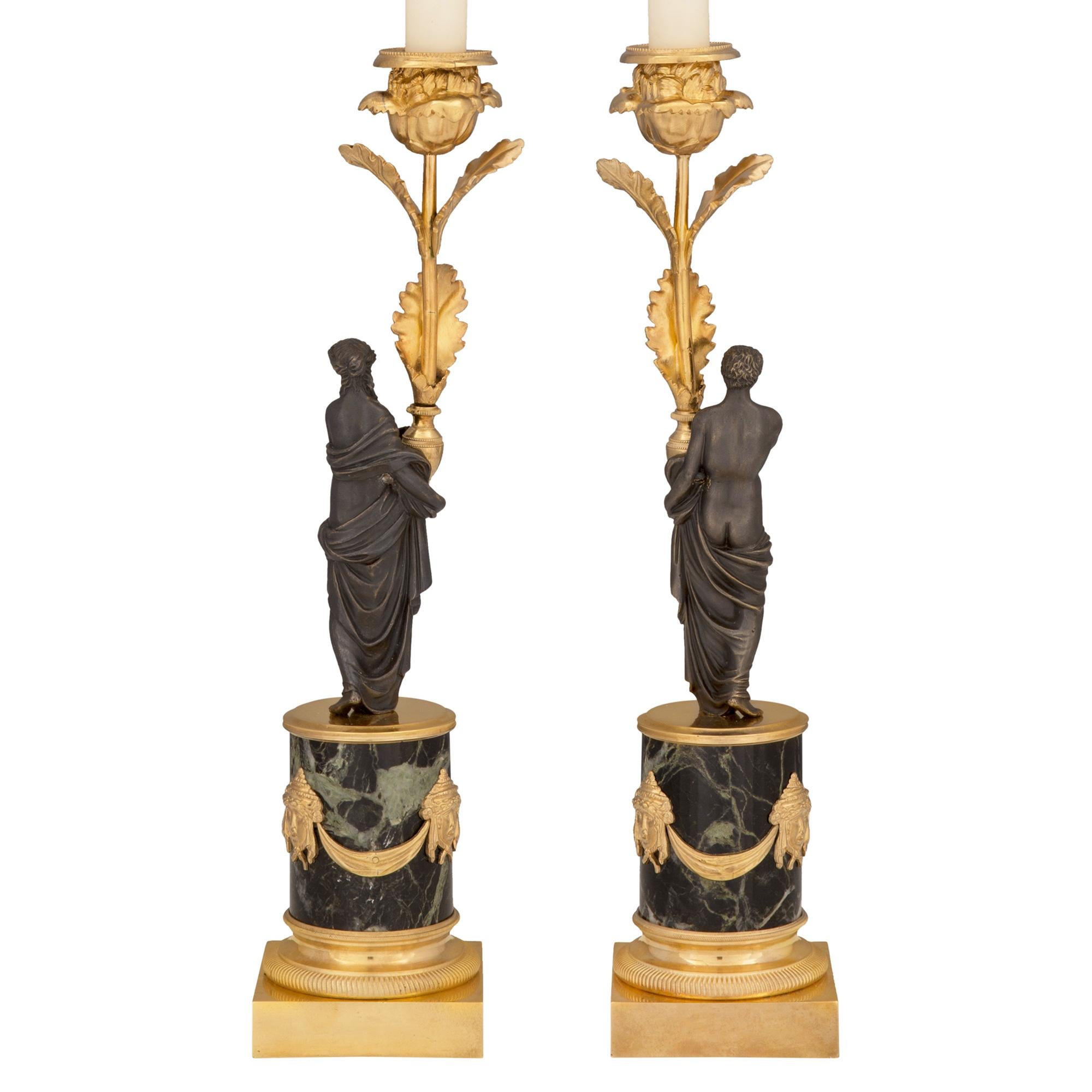 Francese Coppia di candelabri francesi del XIX secolo in stile Luigi XVI in bronzo e marmo in vendita