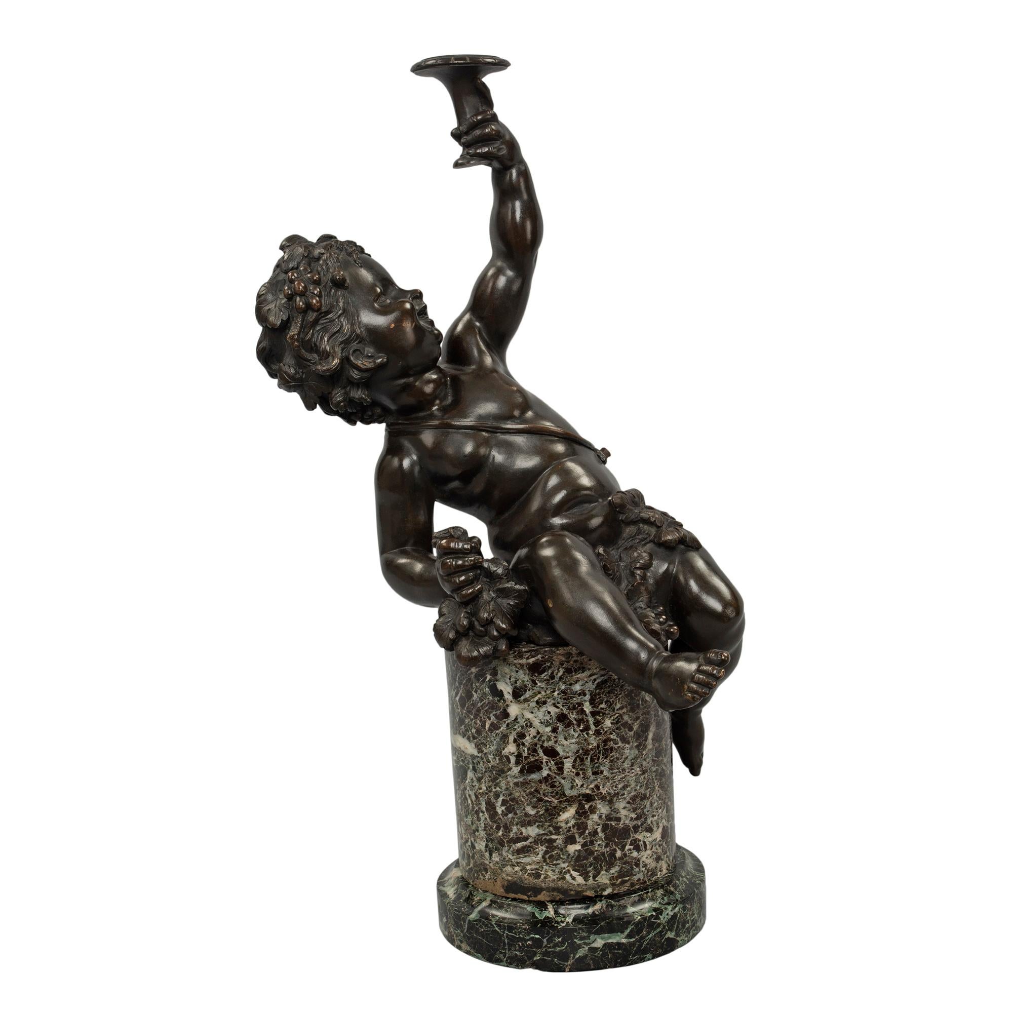 Un'affascinante coppia di statue in bronzo patinato e marmo Vert Patricia in stile Luigi XVI del XIX secolo. Ogni statua è sollevata da una base circolare con un bordo screziato e una colonna centrale circolare che mette in mostra il bellissimo