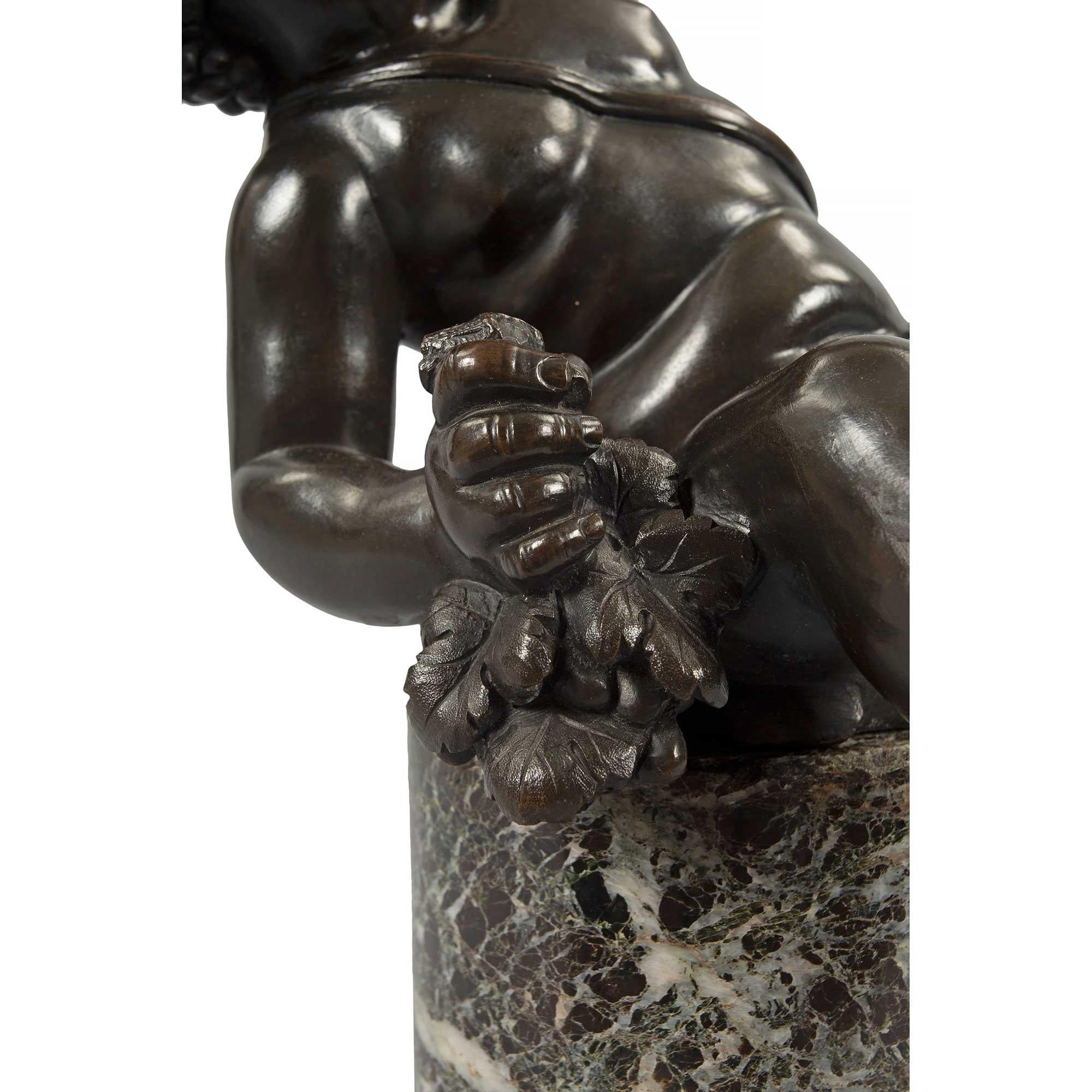 Patinato Coppia di statue francesi del XIX secolo in bronzo e marmo in stile Luigi XVI in vendita
