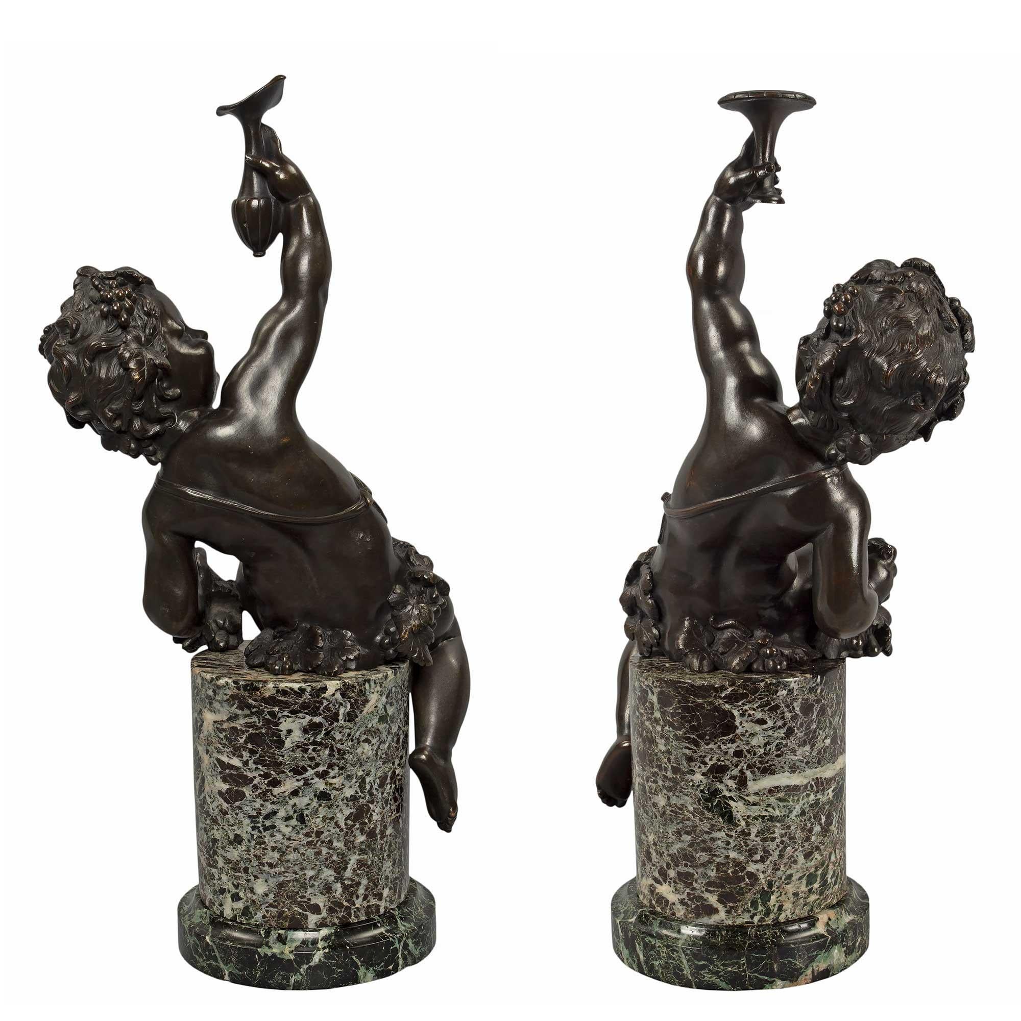 Coppia di statue francesi del XIX secolo in bronzo e marmo in stile Luigi XVI in vendita 1