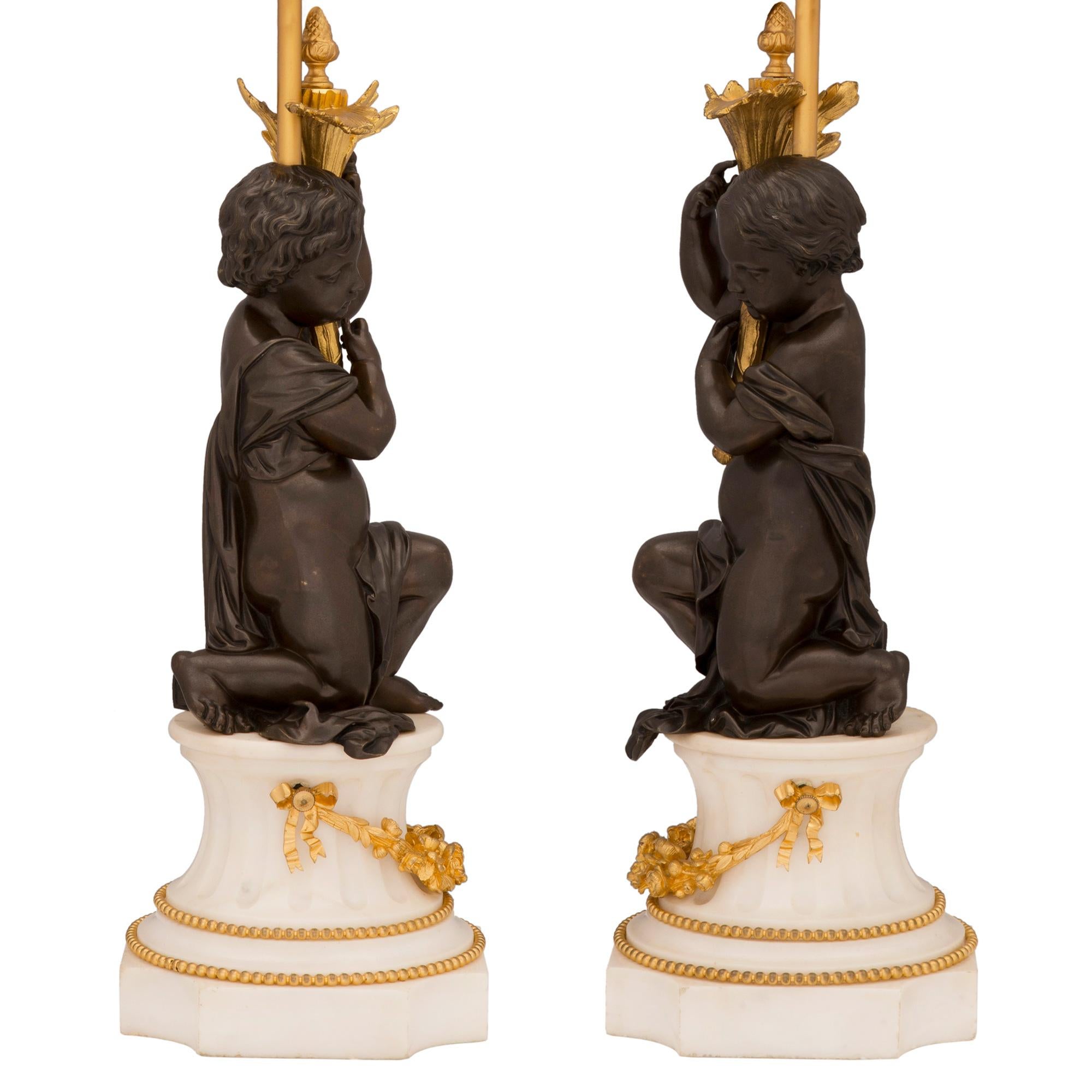 Patiné Paire de lampes de style Louis XVI du 19ème siècle en bronze, bronze doré et marbre en vente