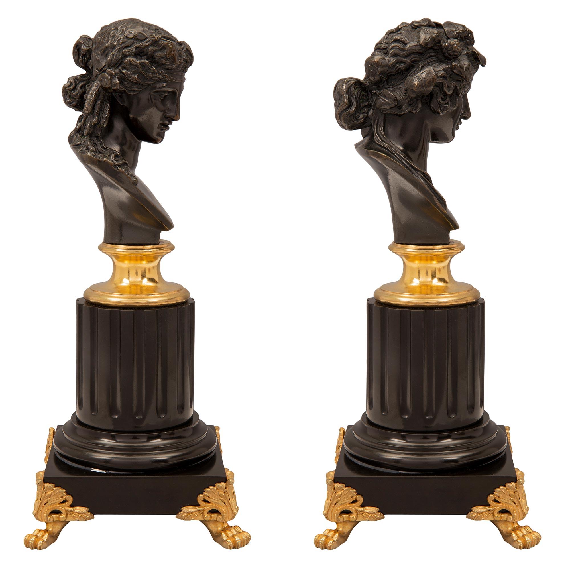 Français Paire de statuettes françaises de style Louis XVI du 19ème siècle en bronze, bronze doré et marbre en vente