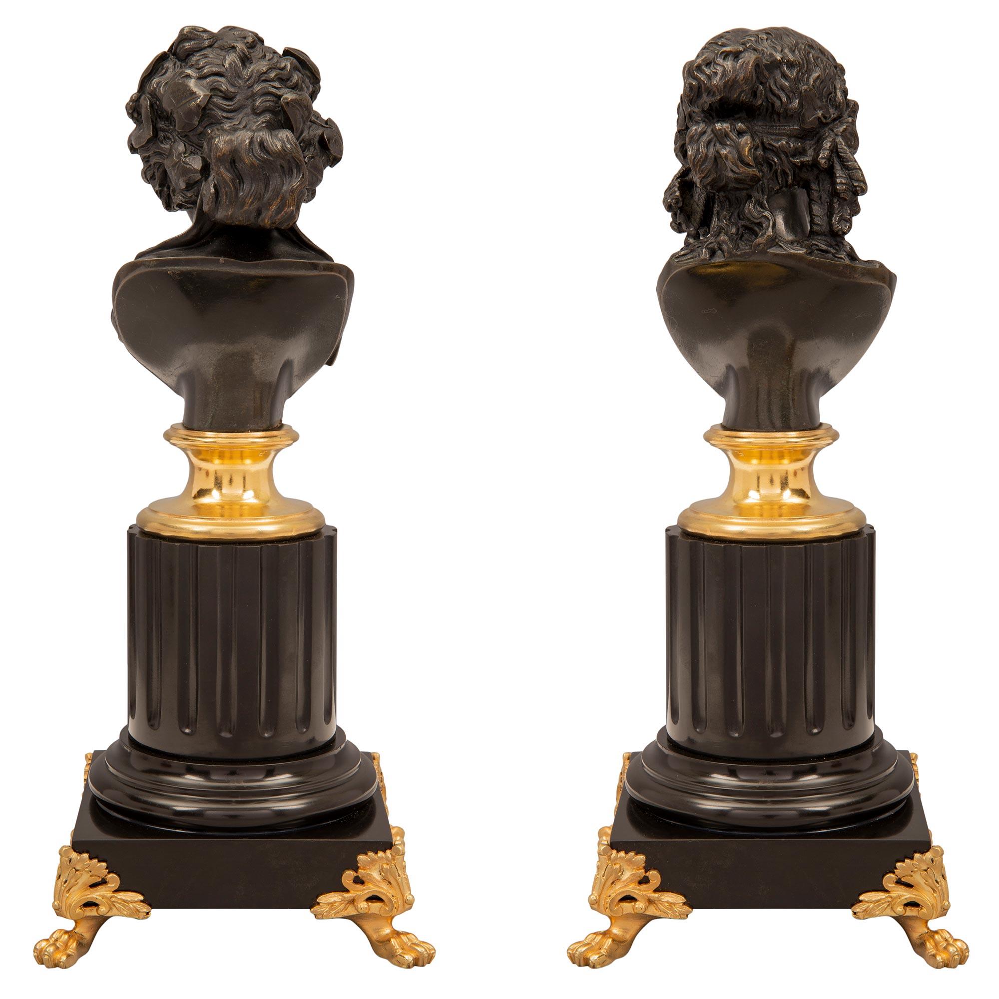 Patiné Paire de statuettes françaises de style Louis XVI du 19ème siècle en bronze, bronze doré et marbre en vente