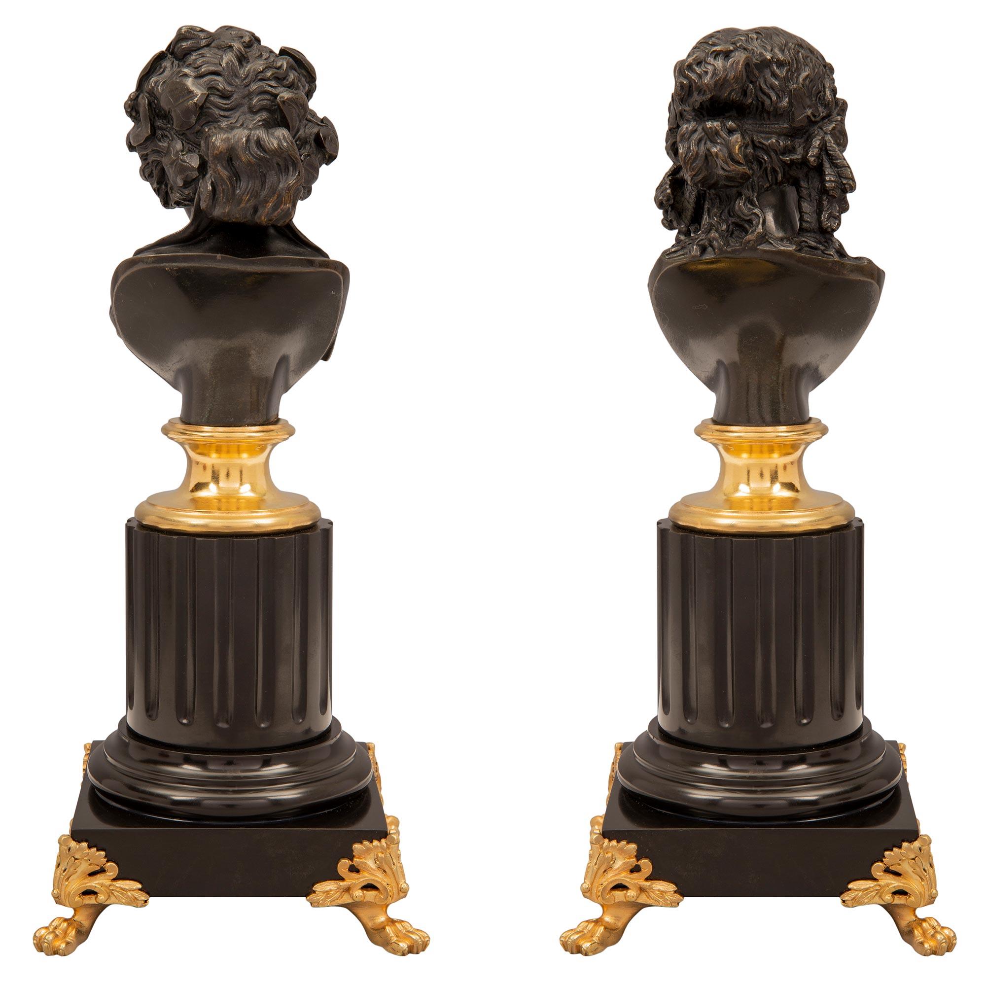Patinato Coppia di statuette francesi del XIX secolo in stile Luigi XVI, in bronzo, ormolu e marmo in vendita