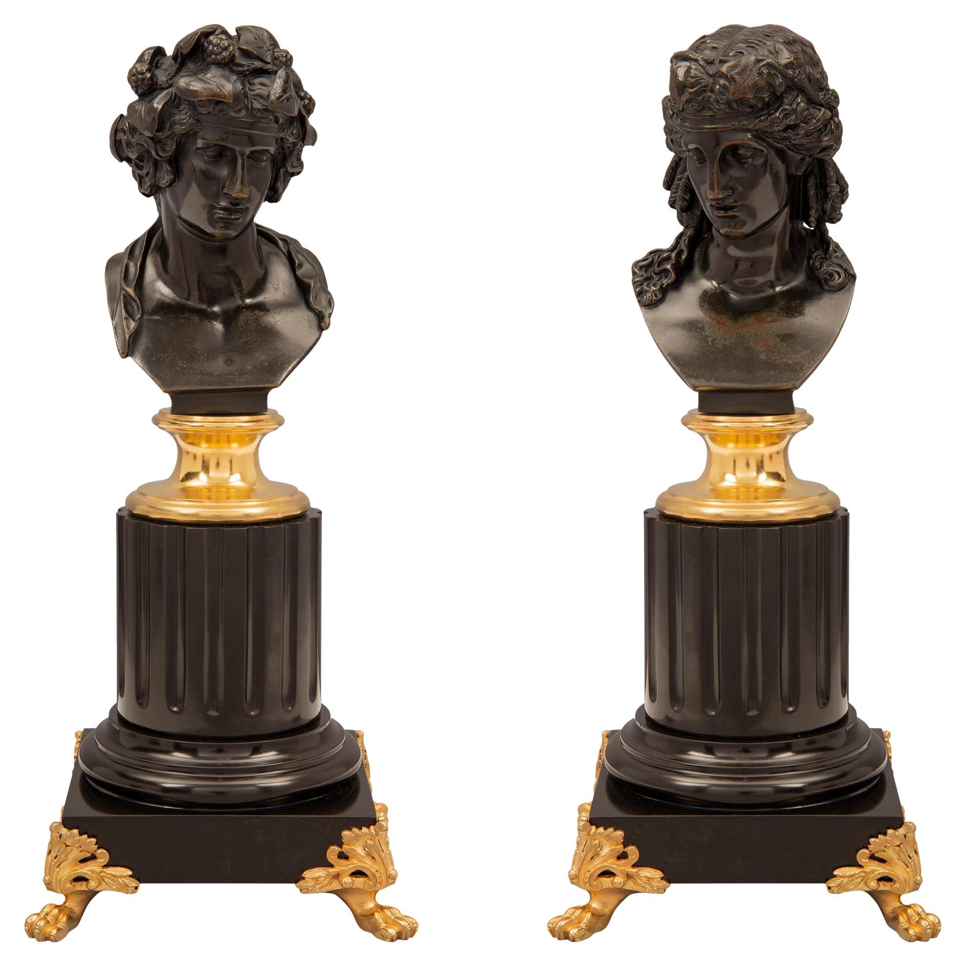 Paire de statuettes françaises de style Louis XVI du 19ème siècle en bronze, bronze doré et marbre