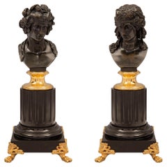 Coppia di statuette francesi del XIX secolo in stile Luigi XVI, in bronzo, ormolu e marmo