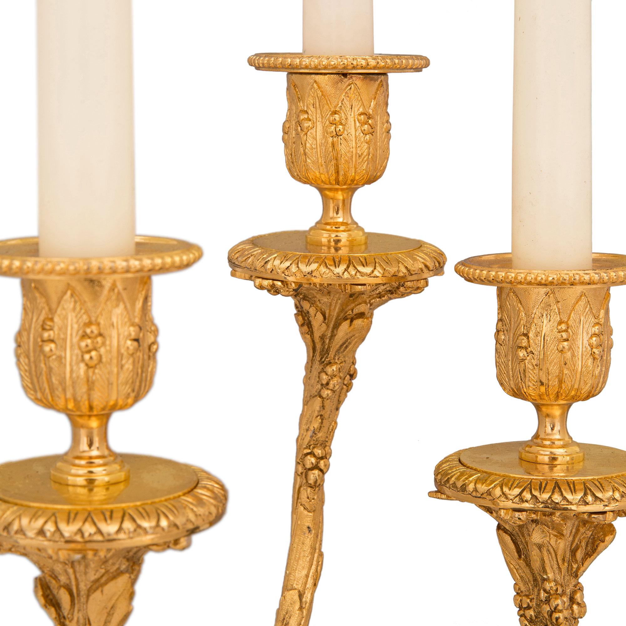 Patiné Paire de candélabres français de style Louis XVI du 19ème siècle, attribués à Clodion en vente