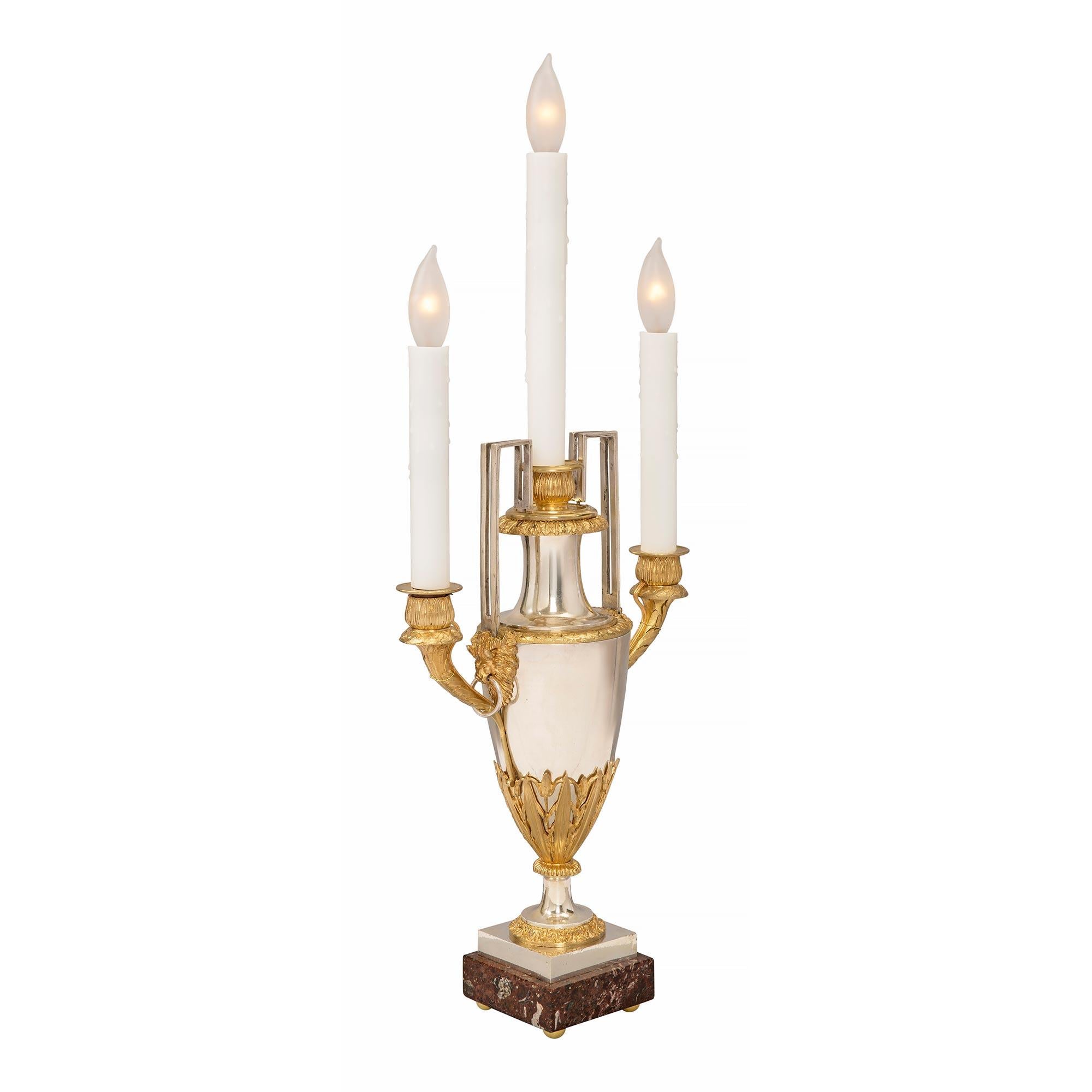 Francese Coppia di lampade a candelabro francesi in stile Luigi XVI del XIX secolo in vendita
